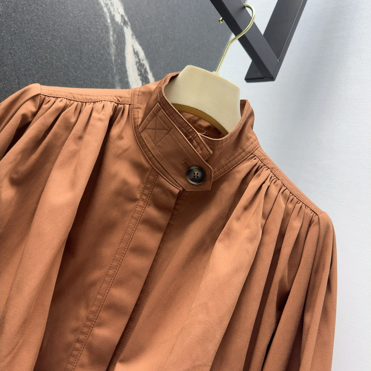 Stylish One-Size-Fits-All Dress with Chic Collar Cages and Jackets: Modén’s Elegant Spring-Summer Collection - 图片 3