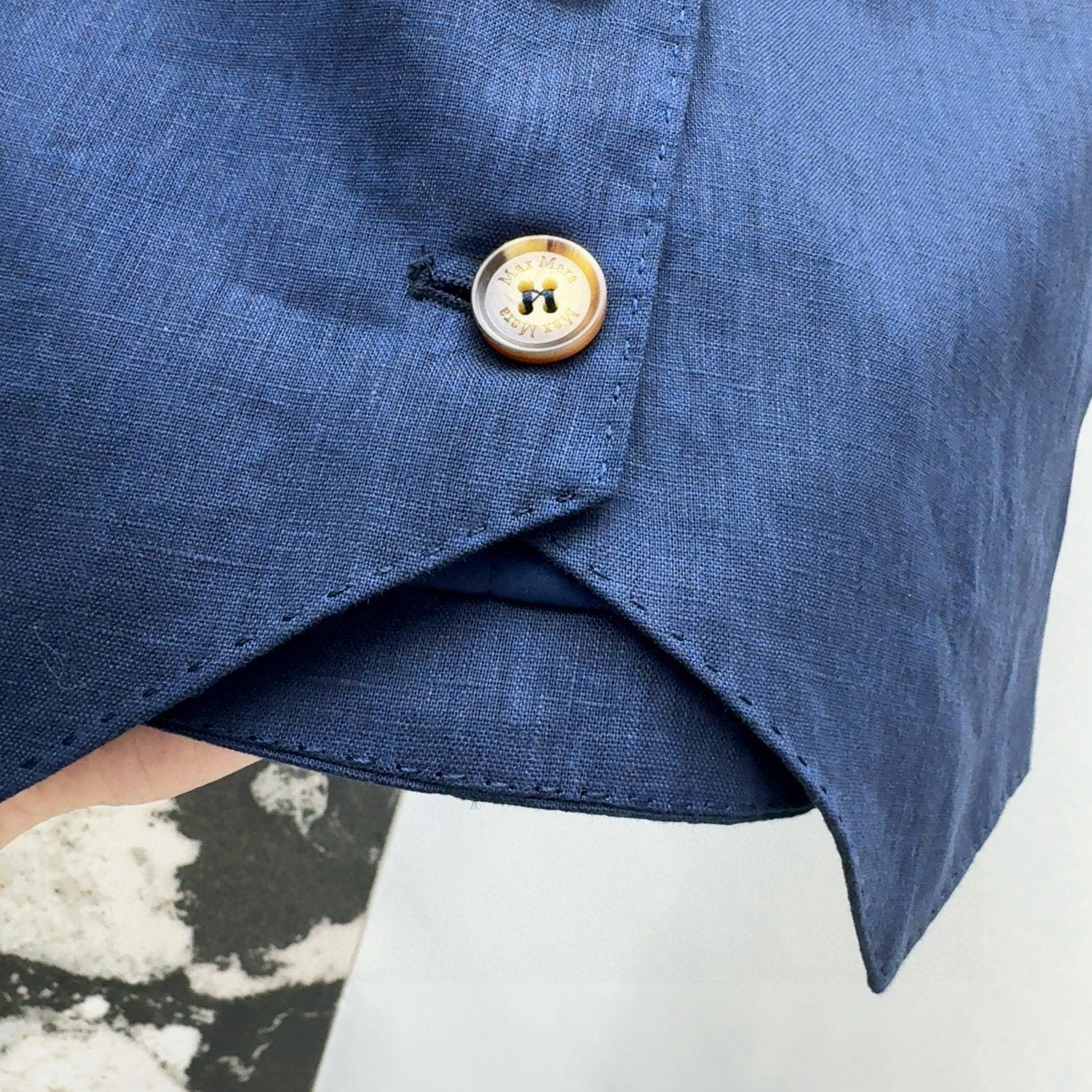 Luxurious and Lightweight: P528 Female Suit with Chancho Mahac Design - 图片 6