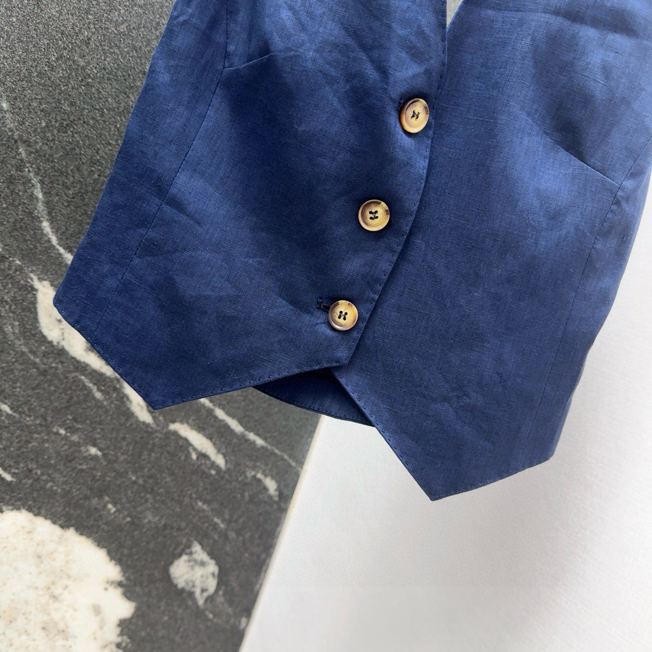 Luxurious and Lightweight: P528 Female Suit with Chancho Mahac Design - 图片 5