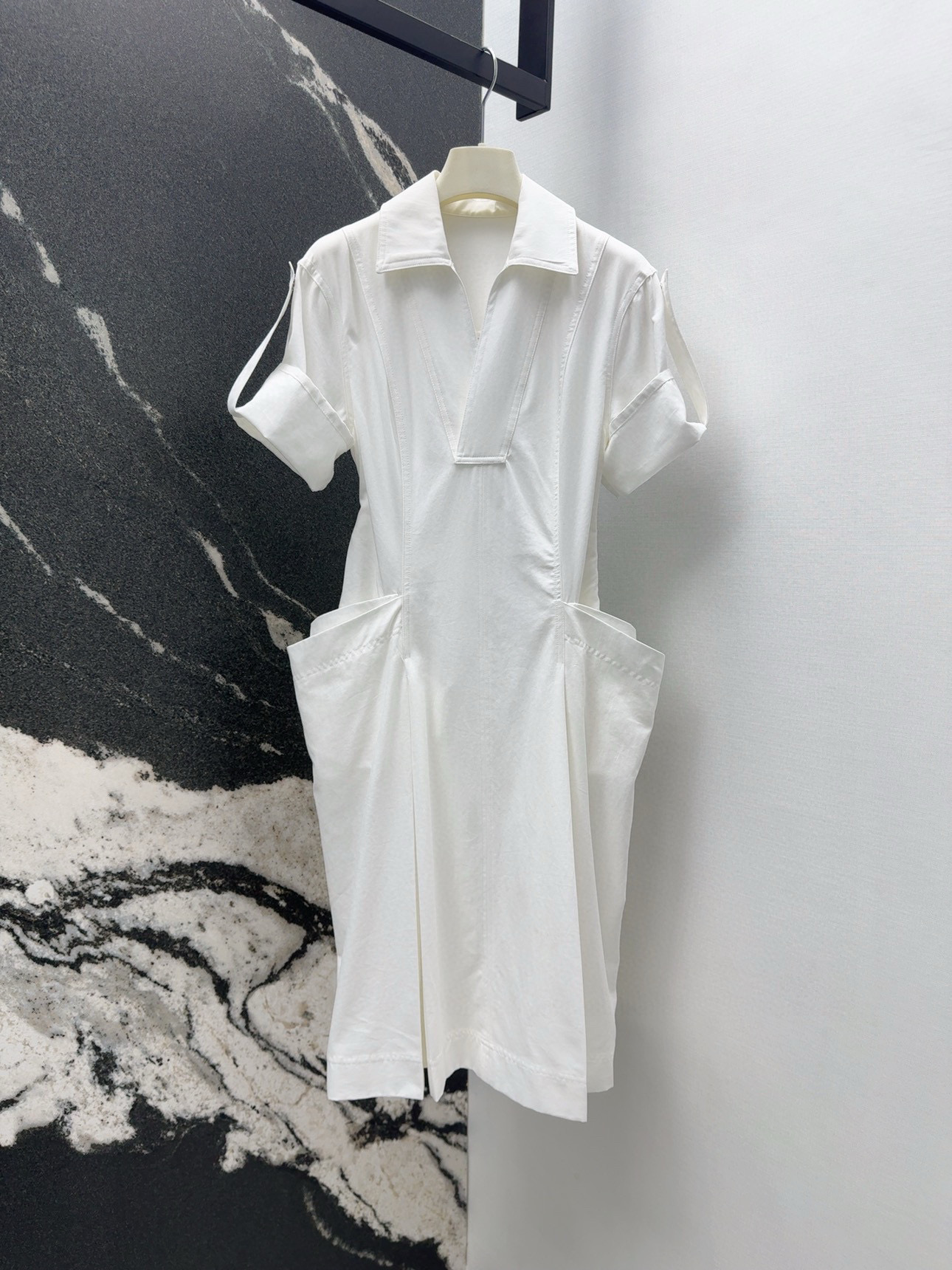 Stylish BV 25SS Spring-Summer Female Suit with V-Collar Dress and Unique Design - 图片 1