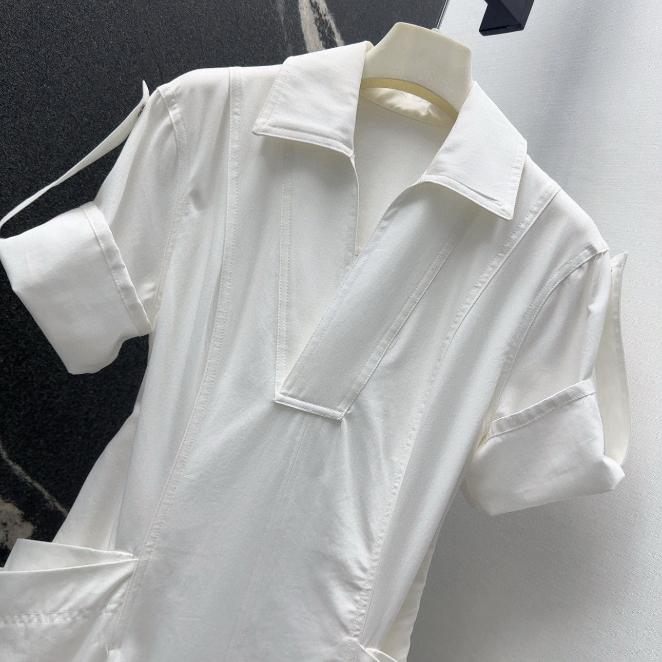 Stylish BV 25SS Spring-Summer Female Suit with V-Collar Dress and Unique Design - 图片 3