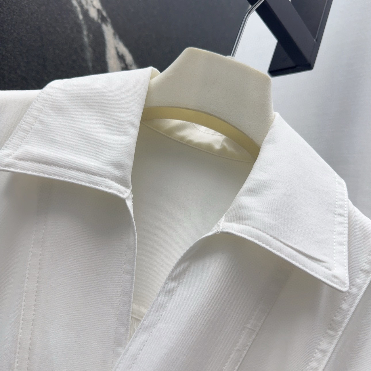 Stylish BV 25SS Spring-Summer Female Suit with V-Collar Dress and Unique Design - 图片 4