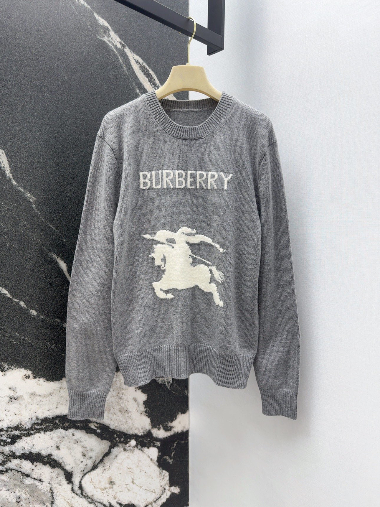 “Classic Feminine Outfits for Fall: P552 Collection with Bur 25SS Packaging” - 图片 1