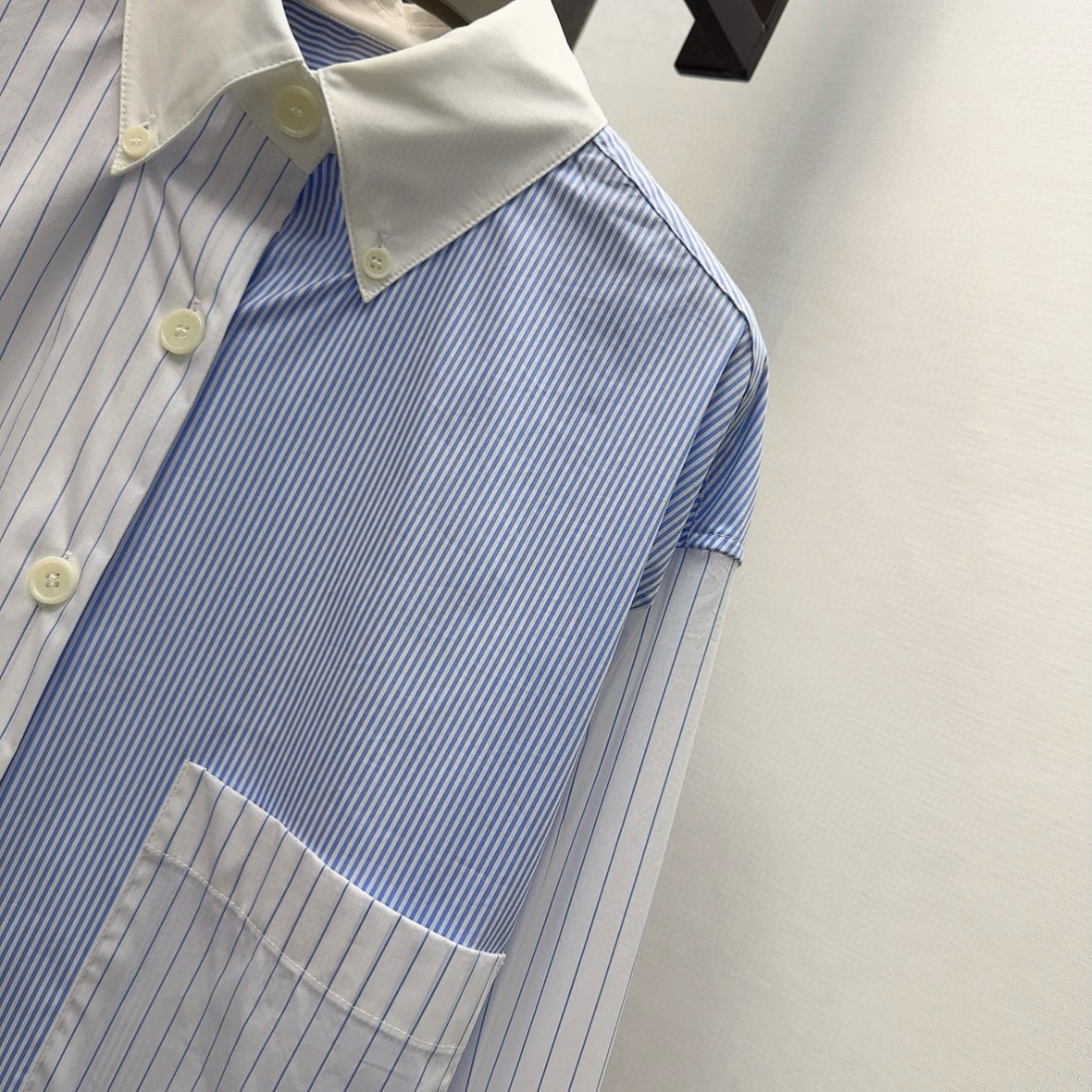 Stylish Colored Long-Sleeved Shirt with Classic Design and Pure Cotton Fabric - 图片 3