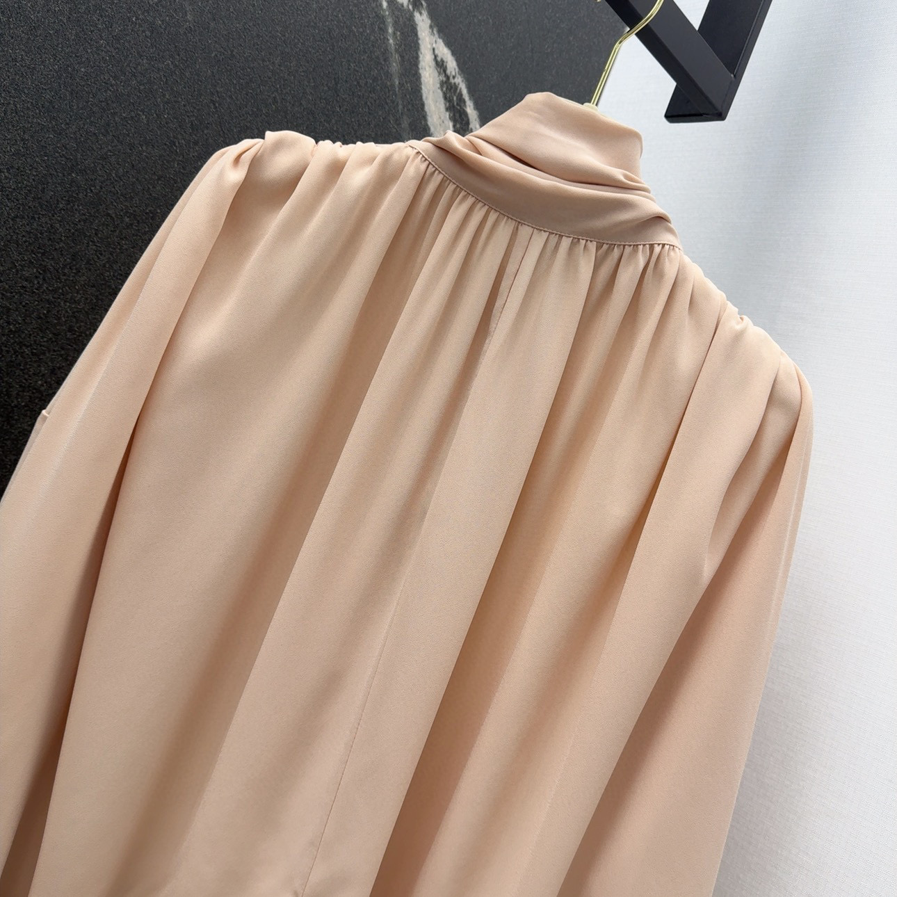 “Chic and Comfortable Women’s Suit with Stylish Design and Quality Fabrics” - 图片 3