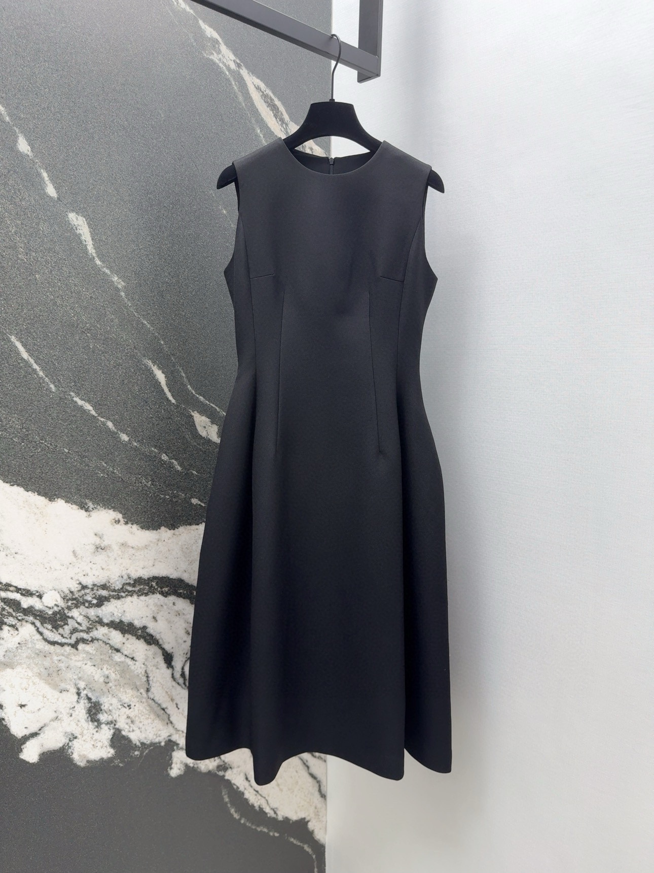 Sleeveless A-Line Midi Dress - Elegant Solid Color, Waist-Defining, Perfect for Office