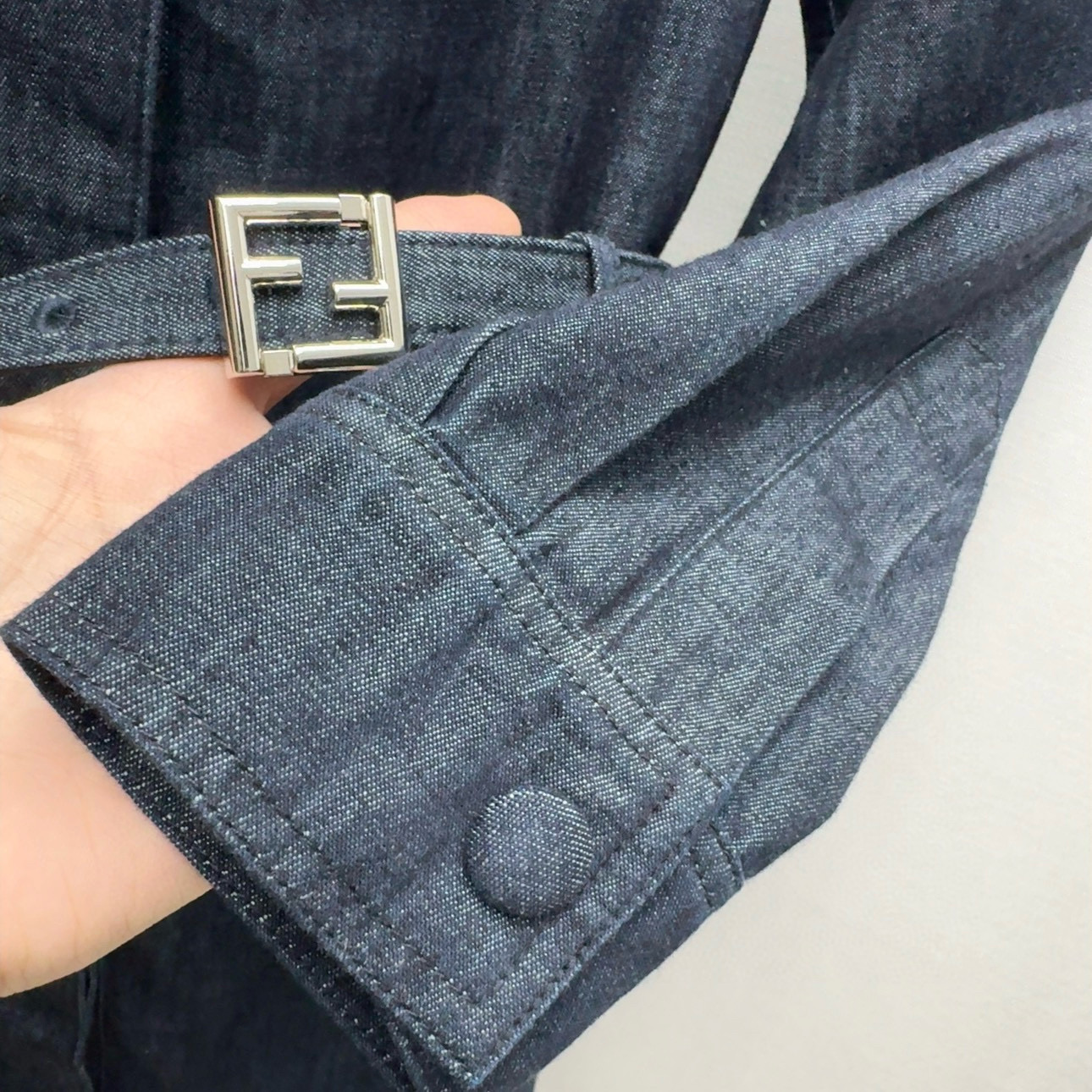 Title: “FD 25SS Women’s Clothes Collection Features Stylish Cowboy Shirt and Dresses” Summary: Original draught women’s clothes with new cowboy shirt, retro circle belts, and gold H-style - 图片 7