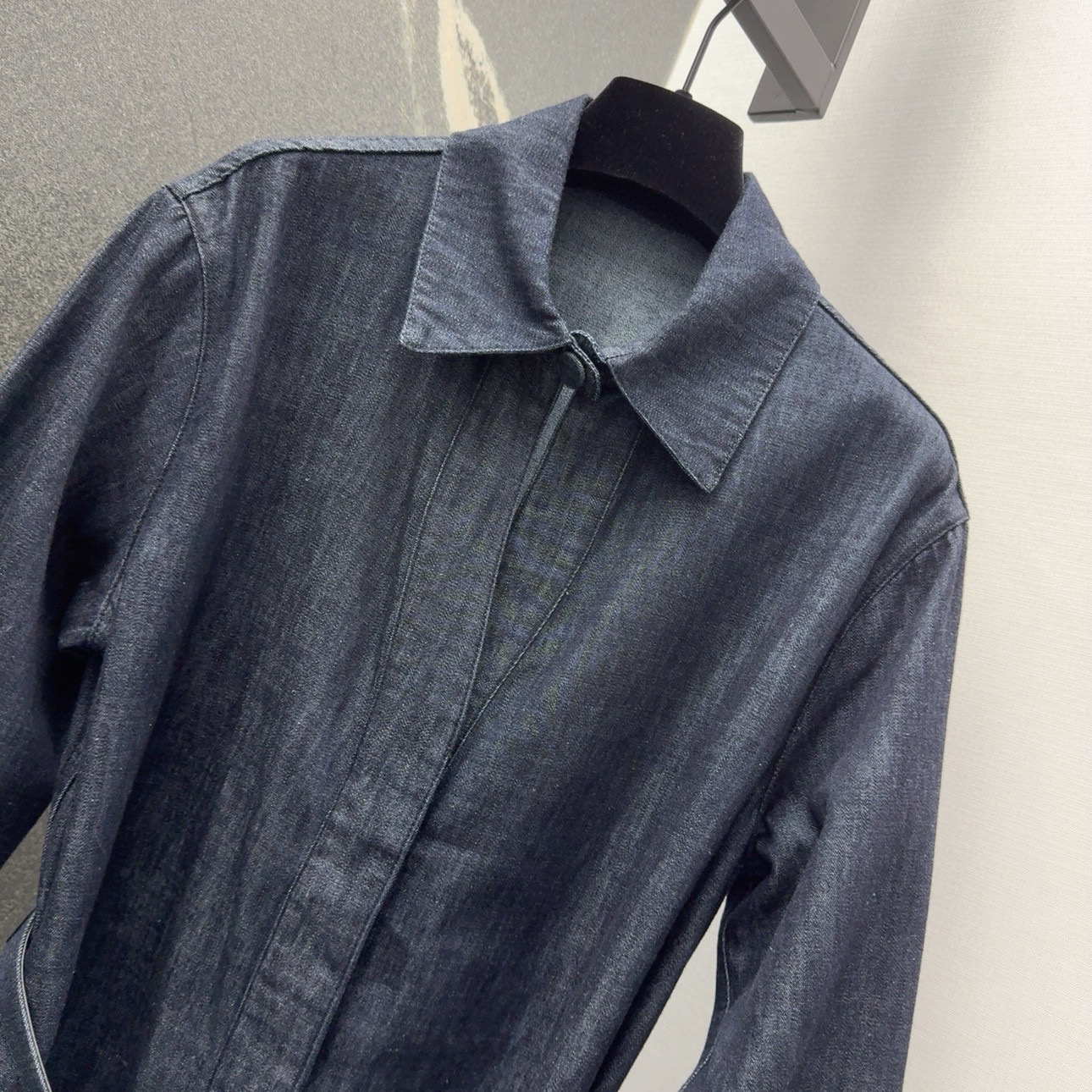 Title: “FD 25SS Women’s Clothes Collection Features Stylish Cowboy Shirt and Dresses” Summary: Original draught women’s clothes with new cowboy shirt, retro circle belts, and gold H-style - 图片 3