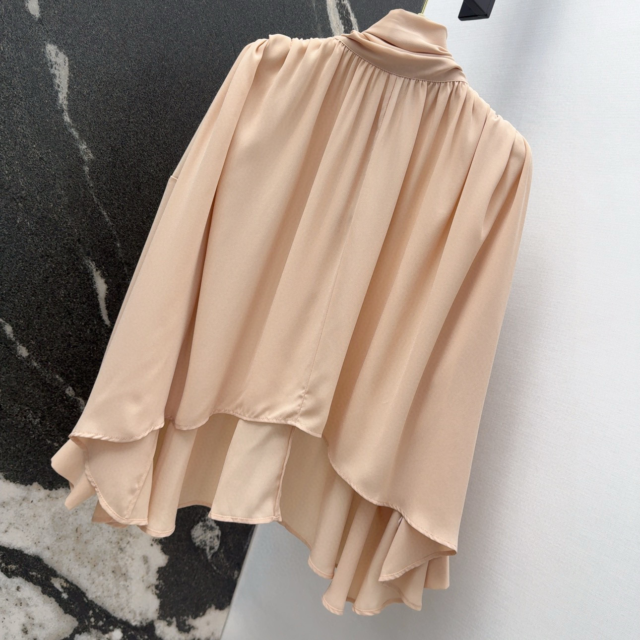 “Chic Women’s Suit with Cape-Flushed Shirts and Quality Fabrics” - 图片 2