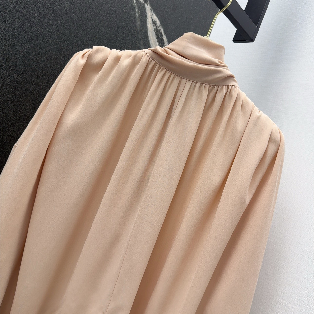 “Chic Women’s Suit with Cape-Flushed Shirts and Quality Fabrics” - 图片 3