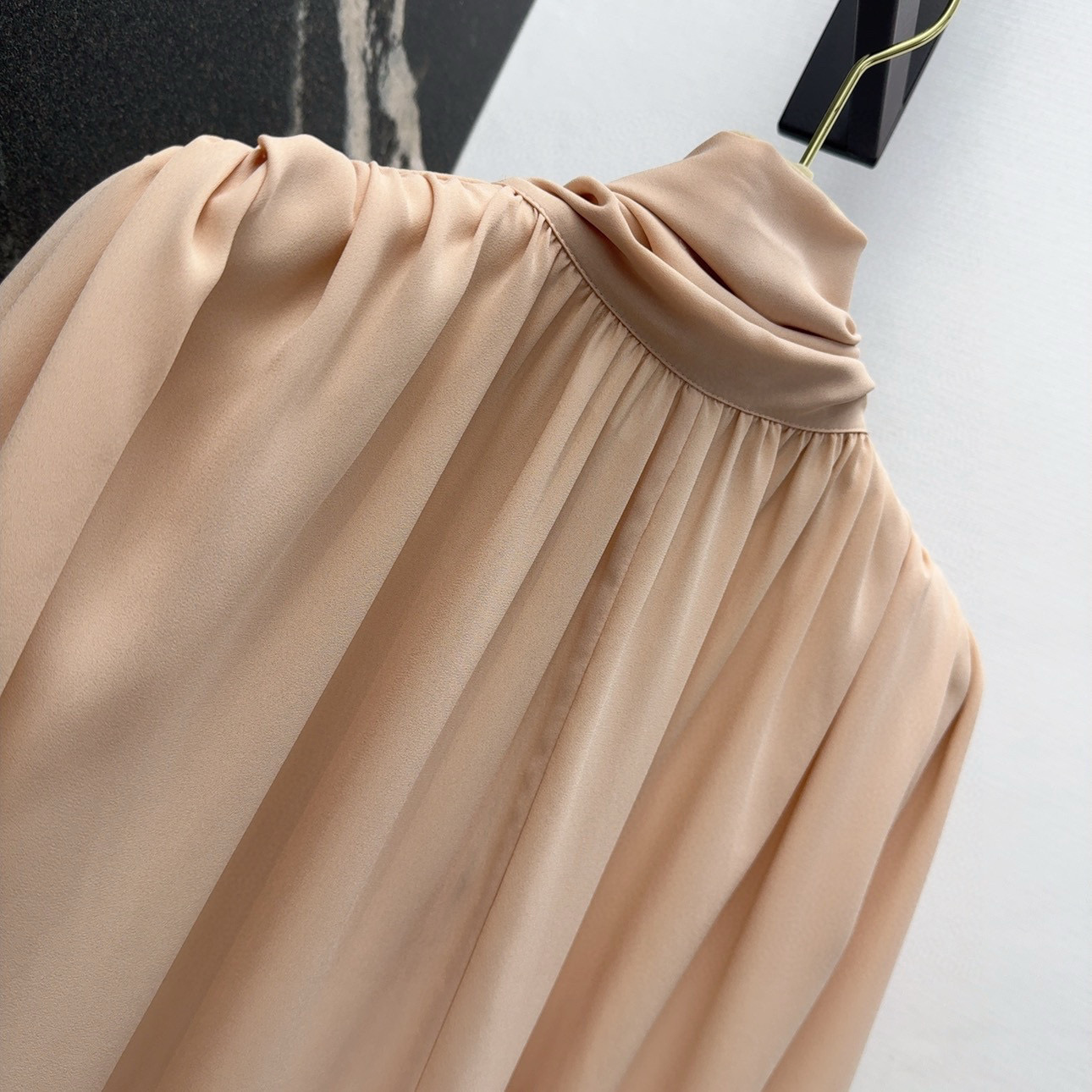 “Chic Women’s Suit with Cape-Flushed Shirts and Quality Fabrics” - 图片 7