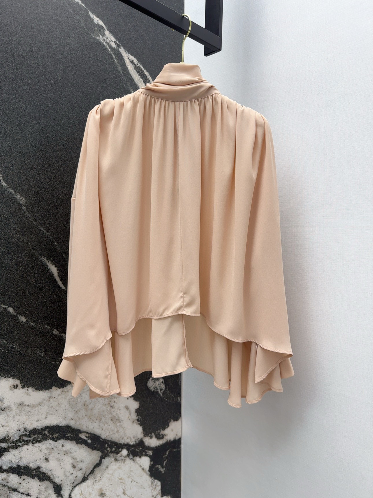 “Chic Women’s Suit with Cape-Flushed Shirts and Quality Fabrics” - 图片 1