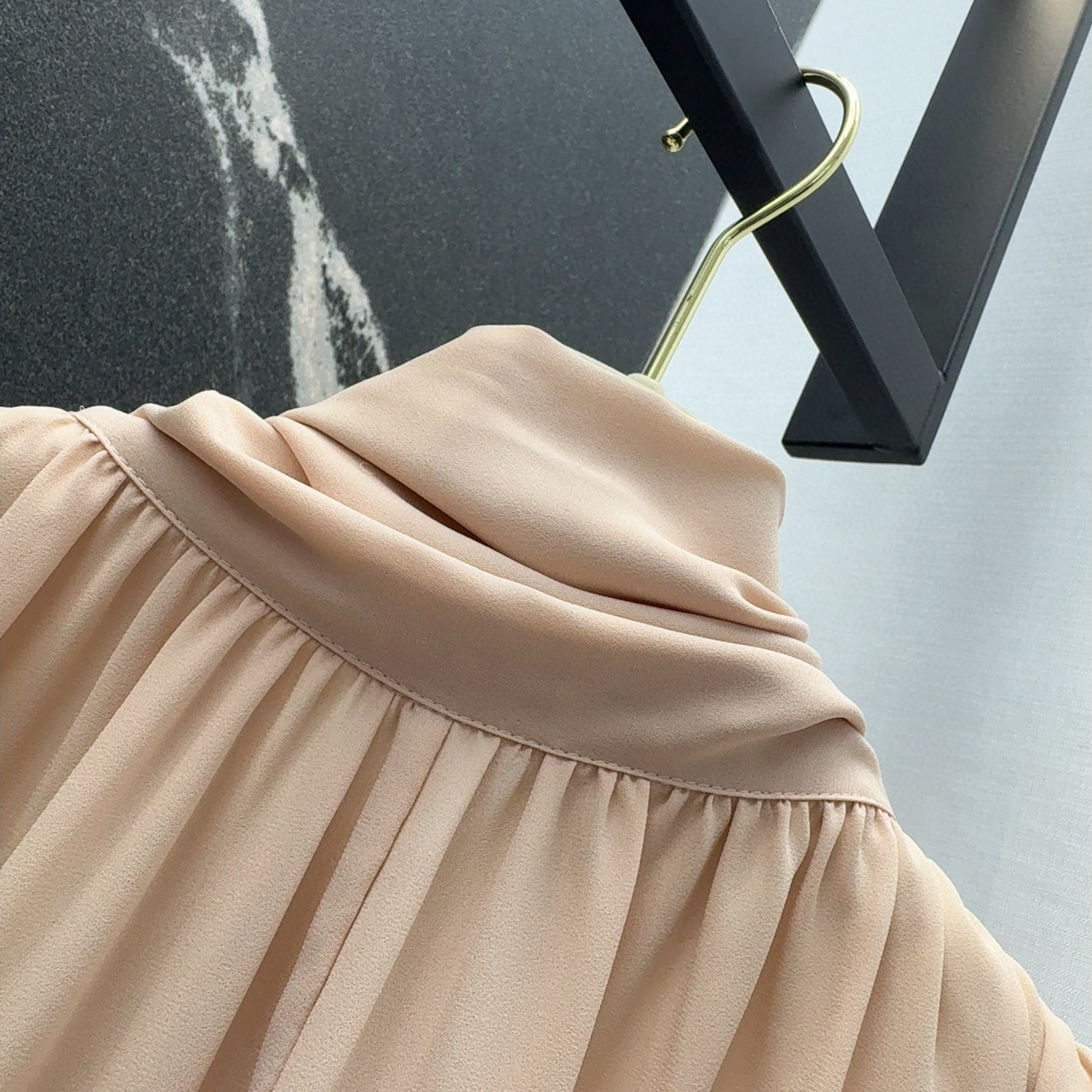 “Chic Women’s Suit with Cape-Flushed Shirts and Quality Fabrics” - 图片 4