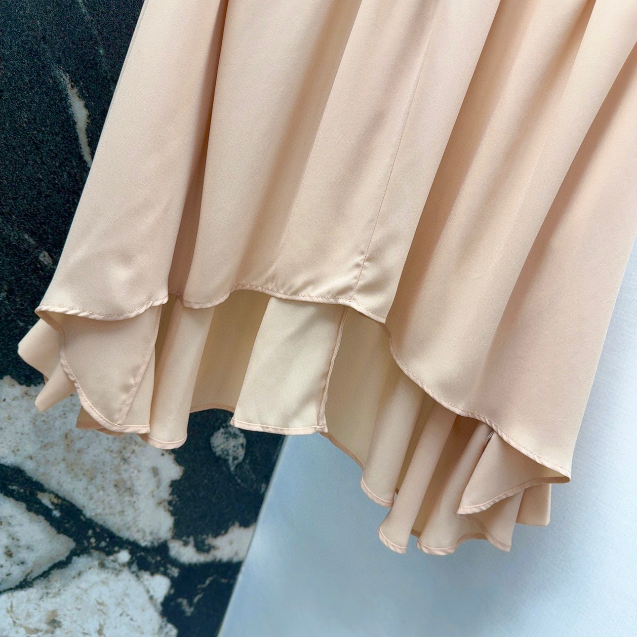 “Chic Women’s Suit with Cape-Flushed Shirts and Quality Fabrics” - 图片 5