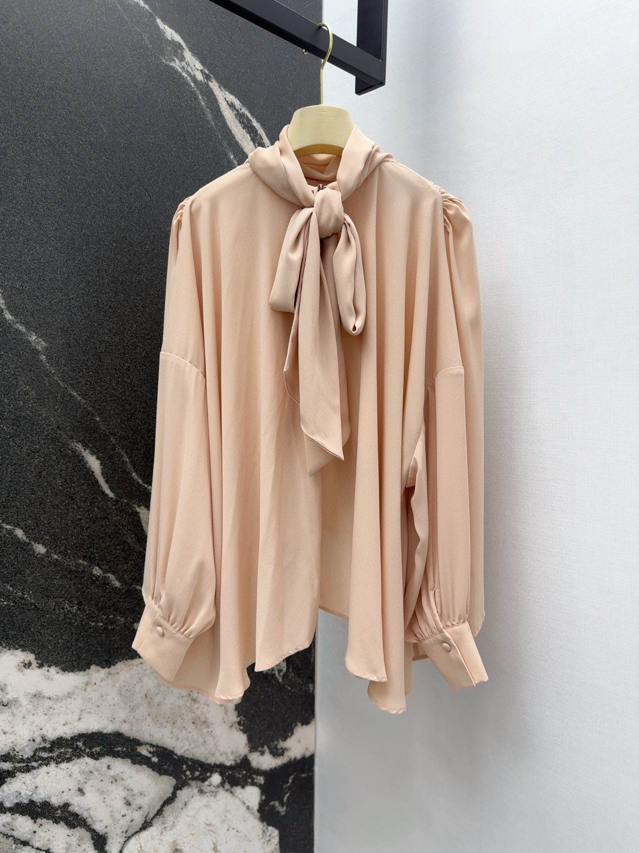 “Chic Women’s Suit with Cape-Flushed Shirts and Quality Fabrics” - 图片 9