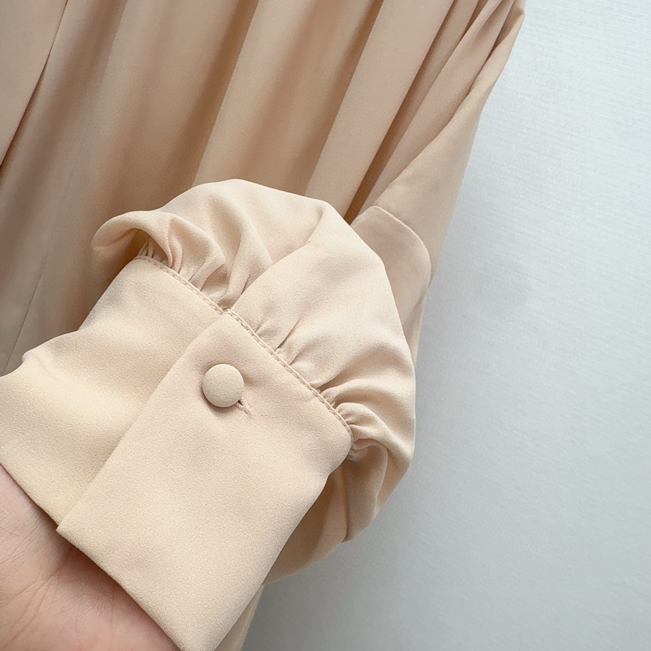 “Chic Women’s Suit with Cape-Flushed Shirts and Quality Fabrics” - 图片 6