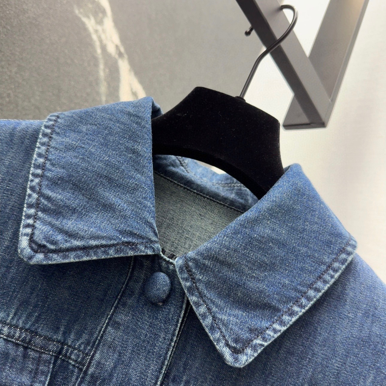 “Vintage Female Cowboy Jacket: Custom-Made Mordon Fabric with Retro Style and Water-Washing Detail” - 图片 3