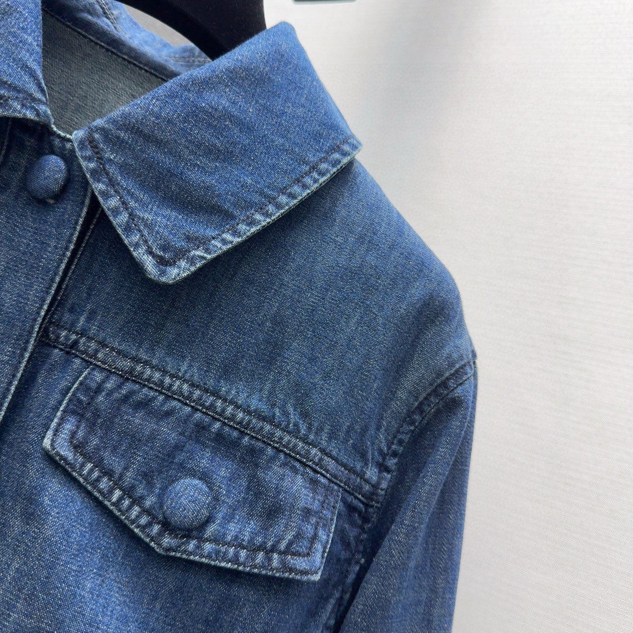 “Vintage Female Cowboy Jacket: Custom-Made Mordon Fabric with Retro Style and Water-Washing Detail” - 图片 4