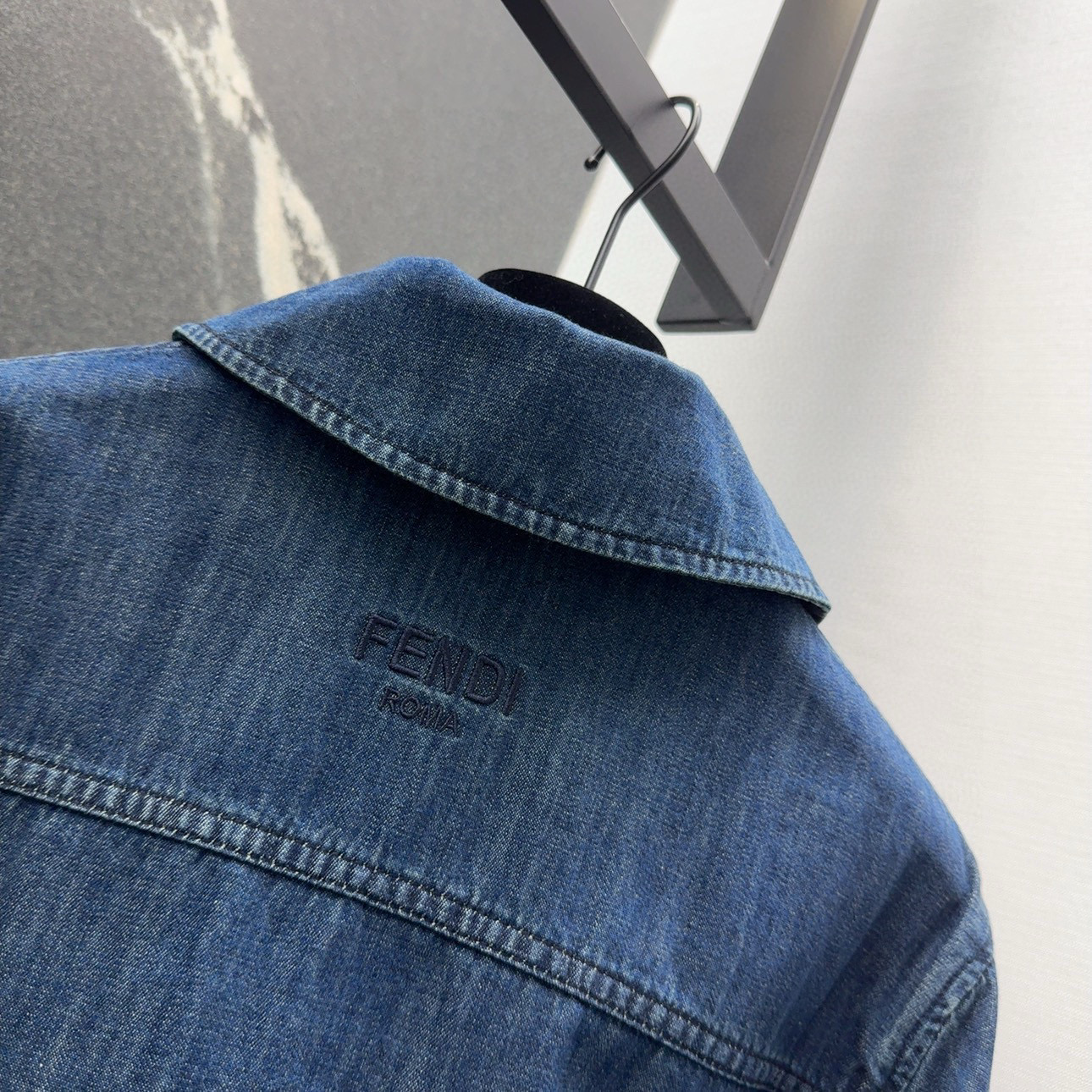 “Vintage Female Cowboy Jacket: Custom-Made Mordon Fabric with Retro Style and Water-Washing Detail” - 图片 9