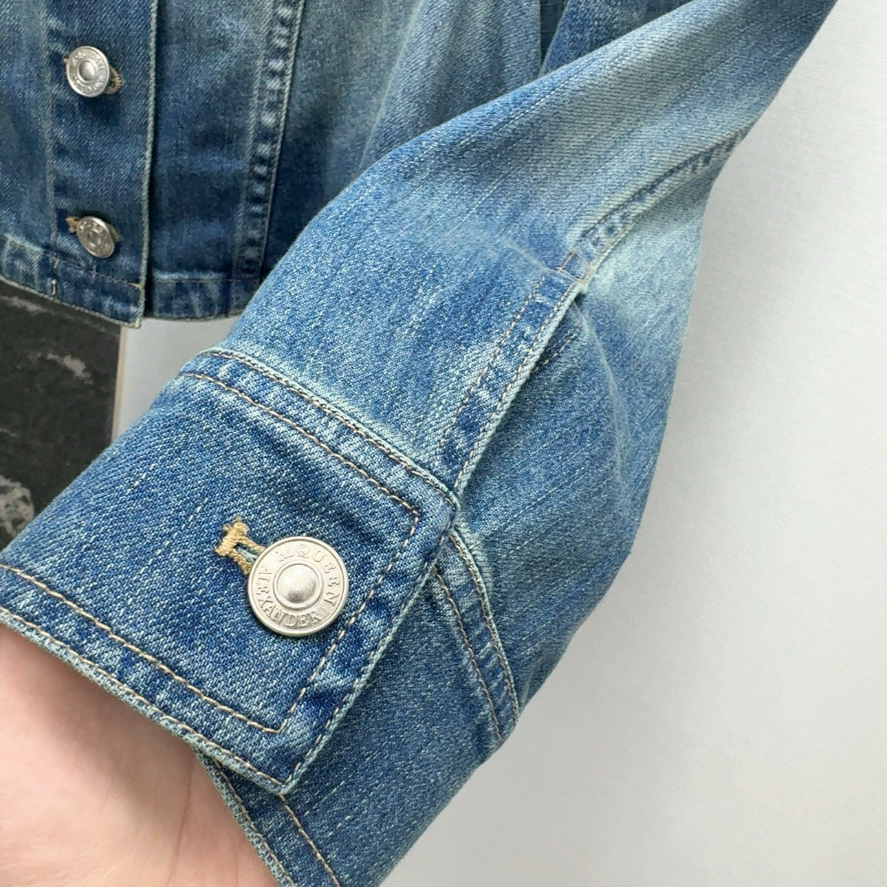 Title: P672 Original Femininity Suit with Retro-Washed Cowboy Coat in Autumn Summary: A girl wears a unique outfit with a big umbrella dress and a bluestone-washed cowboy coat. - 图片 7