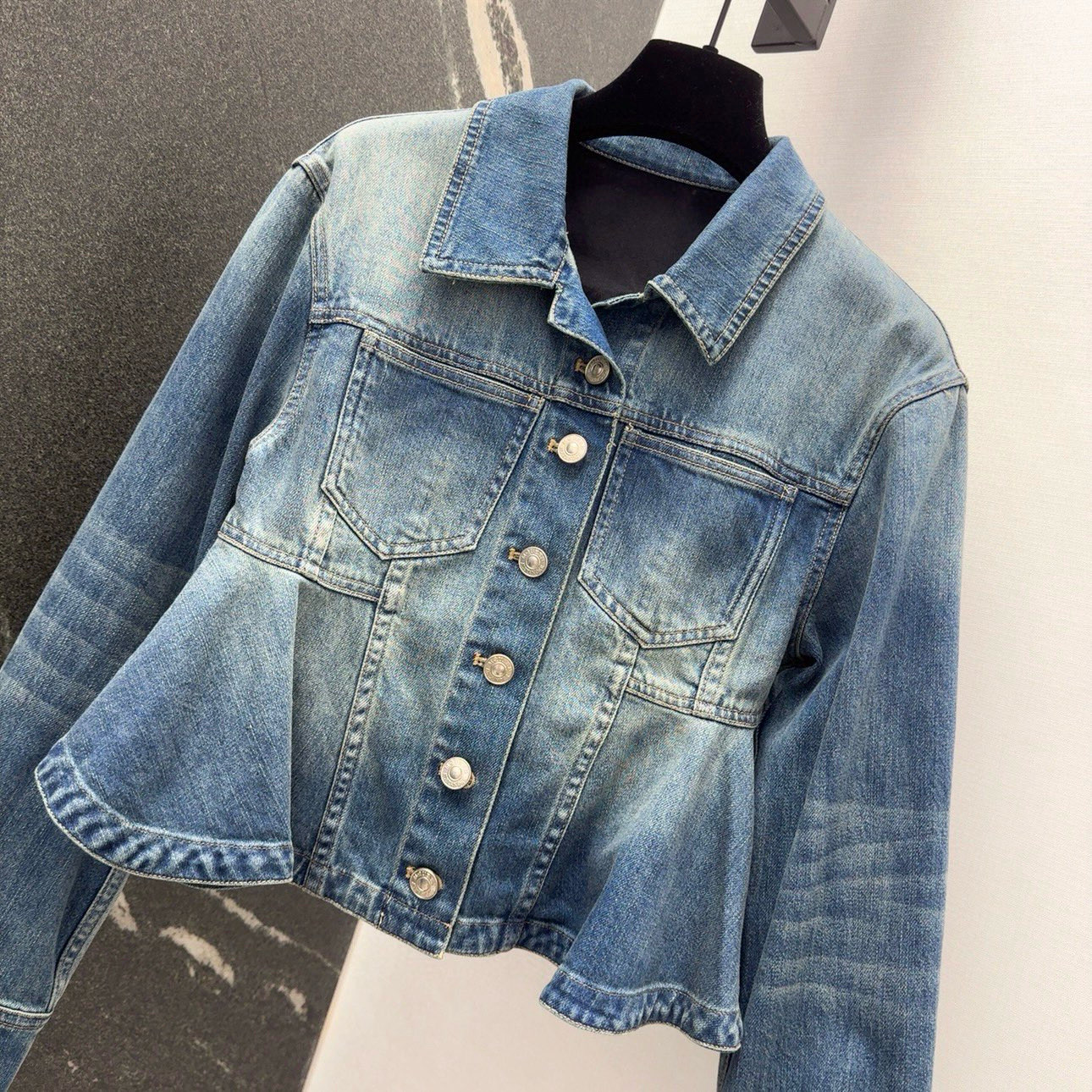 Title: P672 Original Femininity Suit with Retro-Washed Cowboy Coat in Autumn Summary: A girl wears a unique outfit with a big umbrella dress and a bluestone-washed cowboy coat. - 图片 2