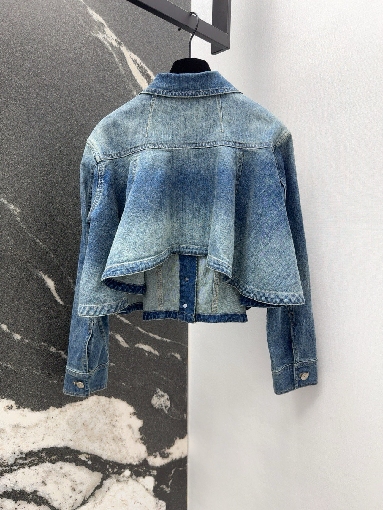 Title: P672 Original Femininity Suit with Retro-Washed Cowboy Coat in Autumn Summary: A girl wears a unique outfit with a big umbrella dress and a bluestone-washed cowboy coat. - 图片 9