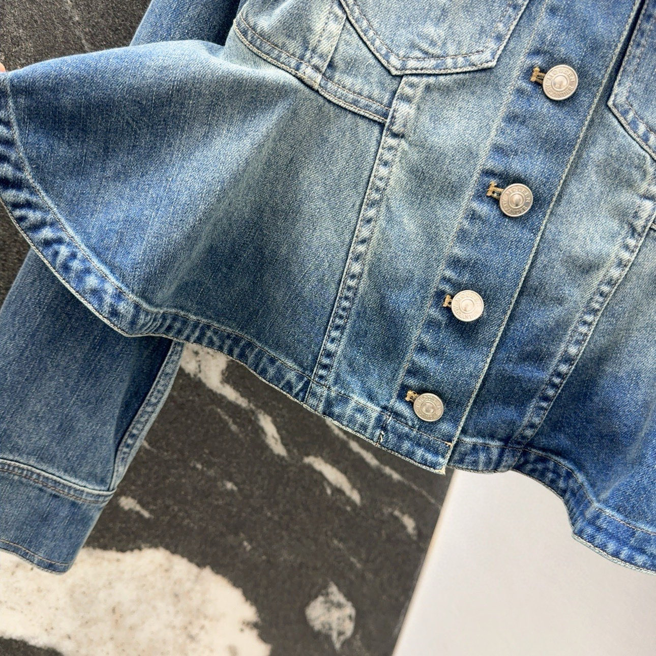 Title: P672 Original Femininity Suit with Retro-Washed Cowboy Coat in Autumn Summary: A girl wears a unique outfit with a big umbrella dress and a bluestone-washed cowboy coat. - 图片 6