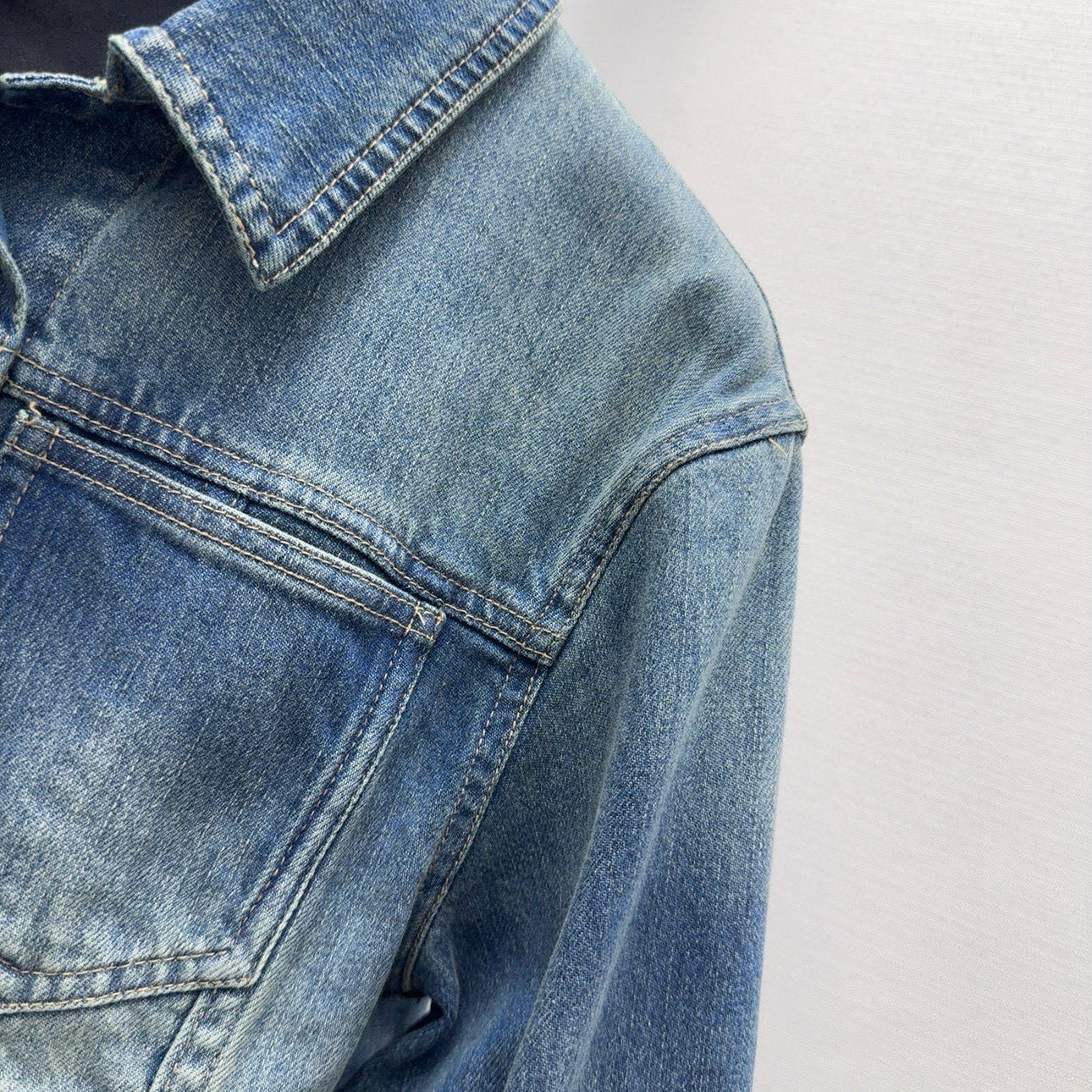 Title: P672 Original Femininity Suit with Retro-Washed Cowboy Coat in Autumn Summary: A girl wears a unique outfit with a big umbrella dress and a bluestone-washed cowboy coat. - 图片 4