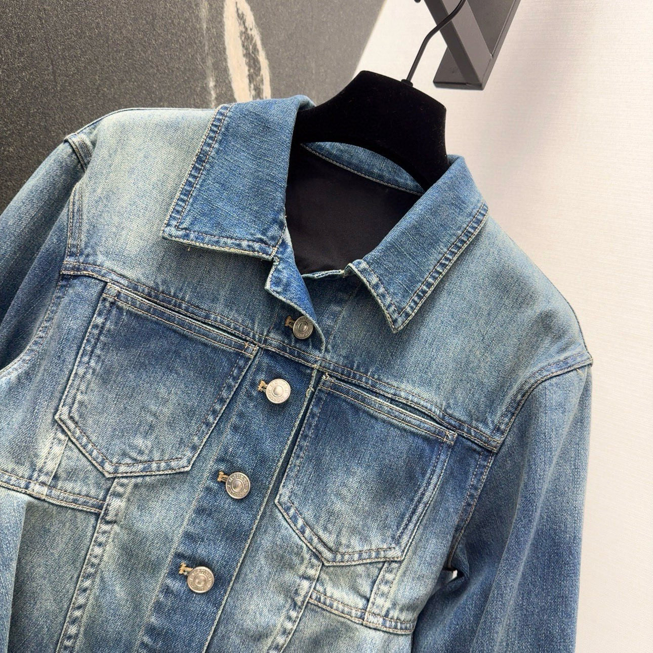 Title: P672 Original Femininity Suit with Retro-Washed Cowboy Coat in Autumn Summary: A girl wears a unique outfit with a big umbrella dress and a bluestone-washed cowboy coat. - 图片 3