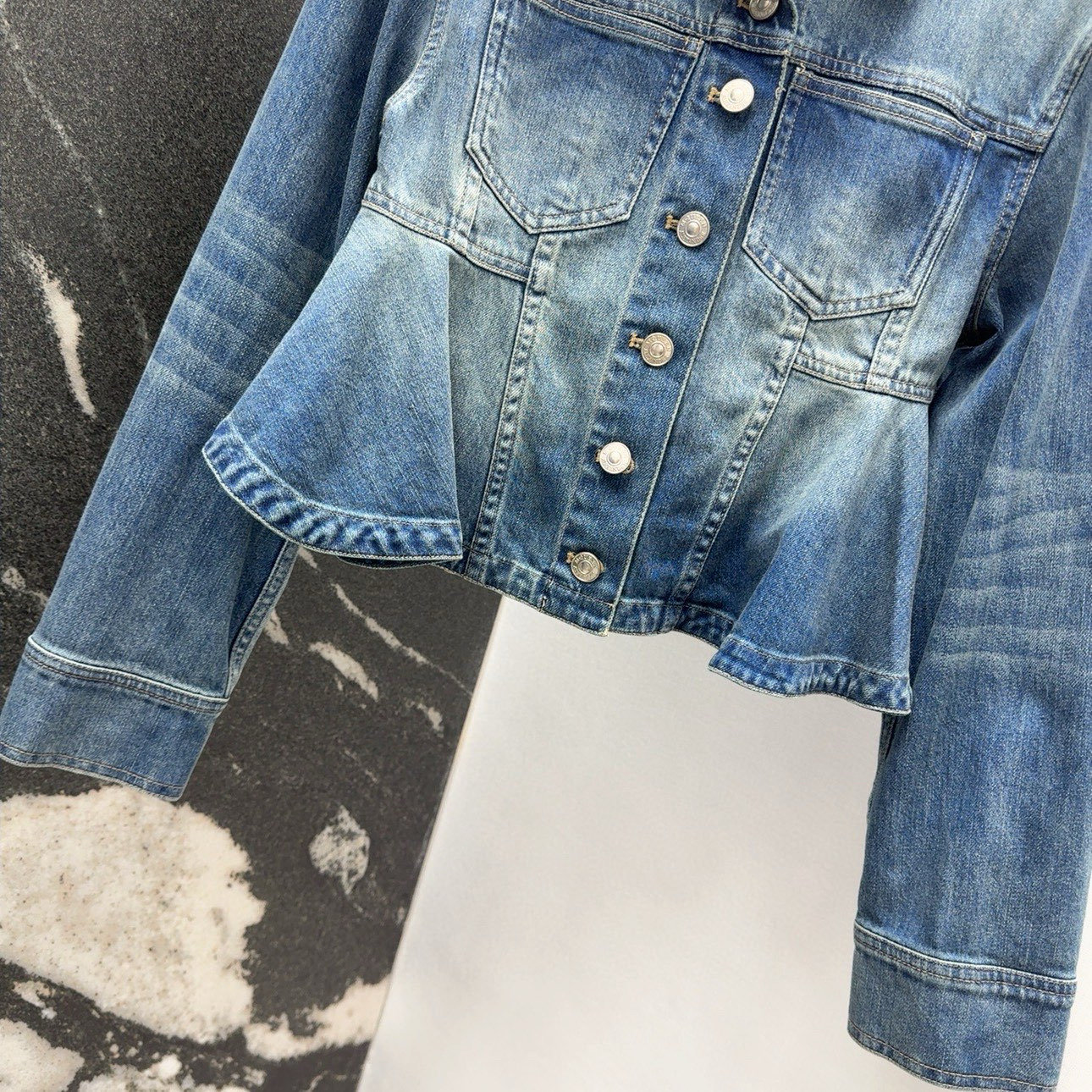 Title: P672 Original Femininity Suit with Retro-Washed Cowboy Coat in Autumn Summary: A girl wears a unique outfit with a big umbrella dress and a bluestone-washed cowboy coat. - 图片 5