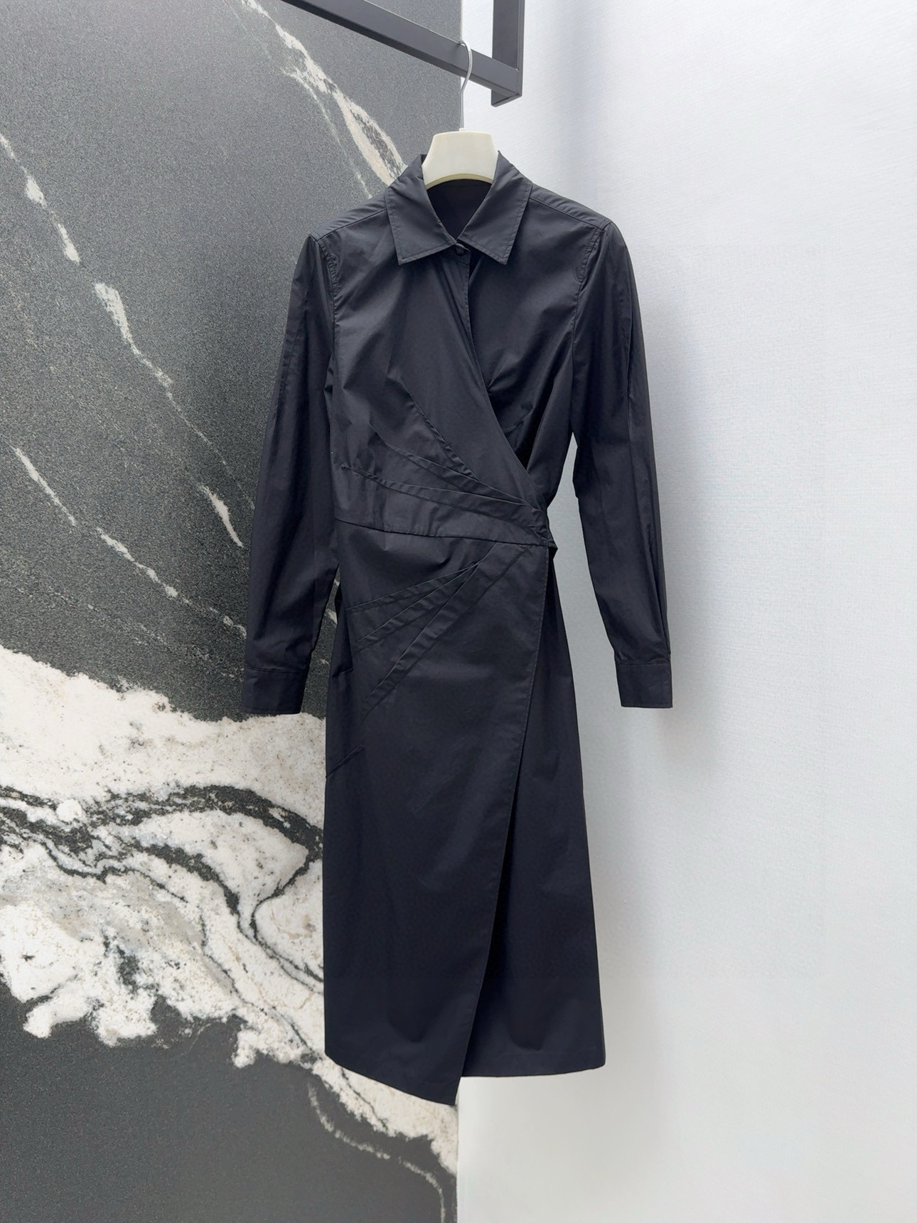 Title: Stylish One-Size-Fits-All Female Suit with Autumn Dress and Tie Summary: P672 suit includes lined dress and tie, perfect for a stylish and coordinated look.
