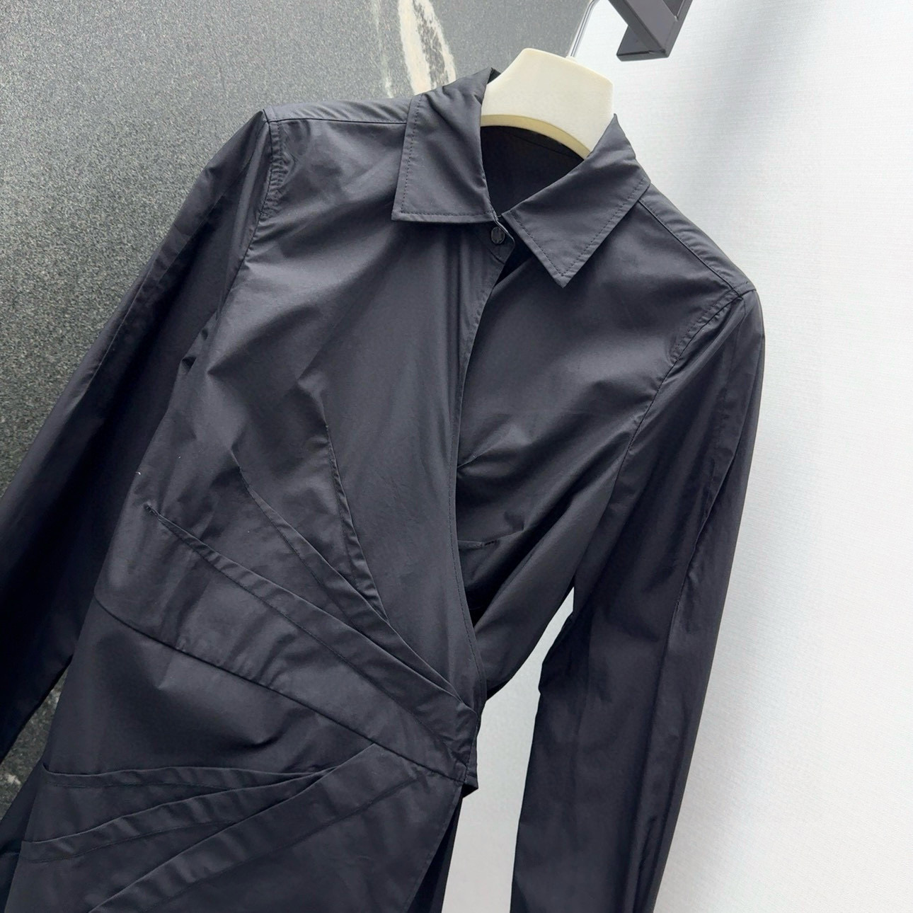 Title: Stylish One-Size-Fits-All Female Suit with Autumn Dress and Tie Summary: P672 suit includes lined dress and tie, perfect for a stylish and coordinated look. - 图片 2