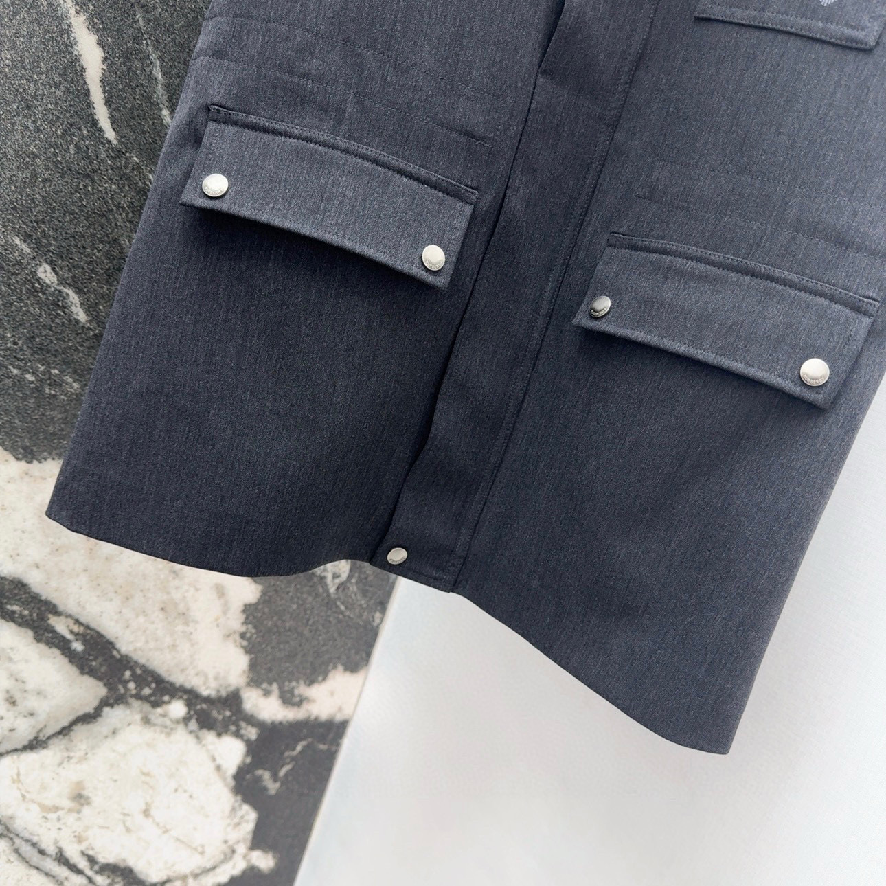 “Classic Logo Embroidered Autumn Coat with Feminine Design and Practical Features” - 图片 4