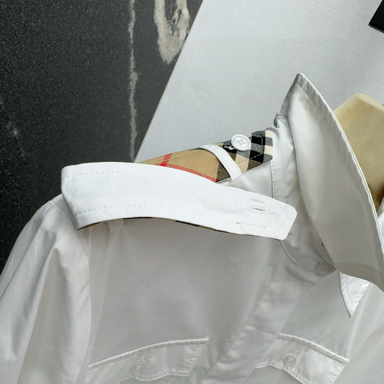 “Stylish Female Clothes: Spring and Summer Collection with Classic and Luxurious Designs” - 图片 5