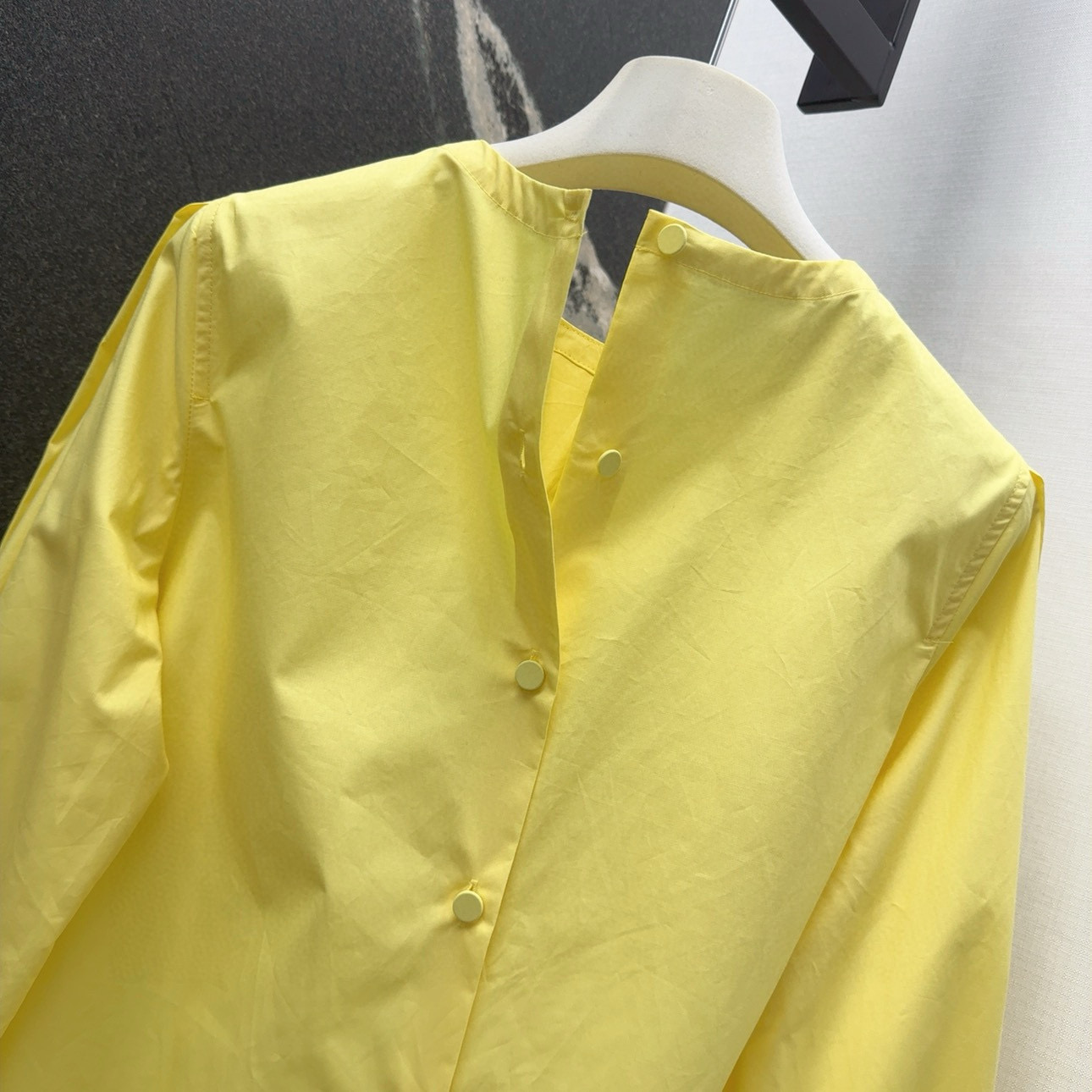 “Women’s P528 Suit: Stylish Autumn Shirts in Lemon Yellow, Cosmopolitan Design with Elegant Tweeds” - 图片 9