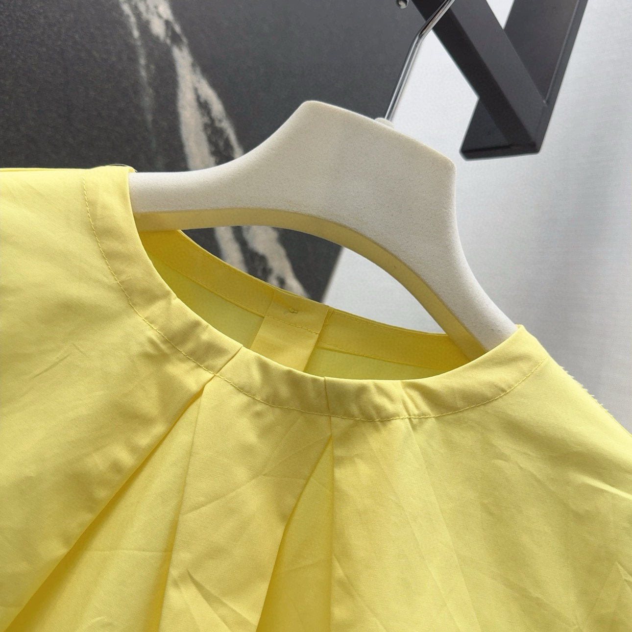 “Women’s P528 Suit: Stylish Autumn Shirts in Lemon Yellow, Cosmopolitan Design with Elegant Tweeds” - 图片 4