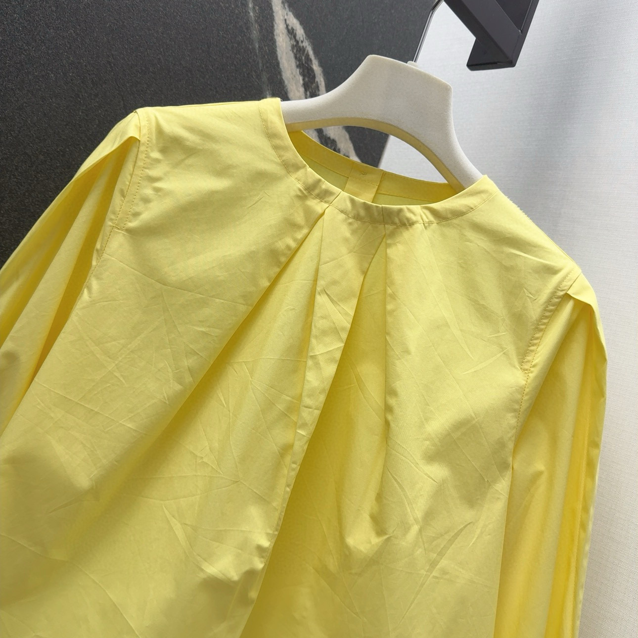 “Women’s P528 Suit: Stylish Autumn Shirts in Lemon Yellow, Cosmopolitan Design with Elegant Tweeds” - 图片 3