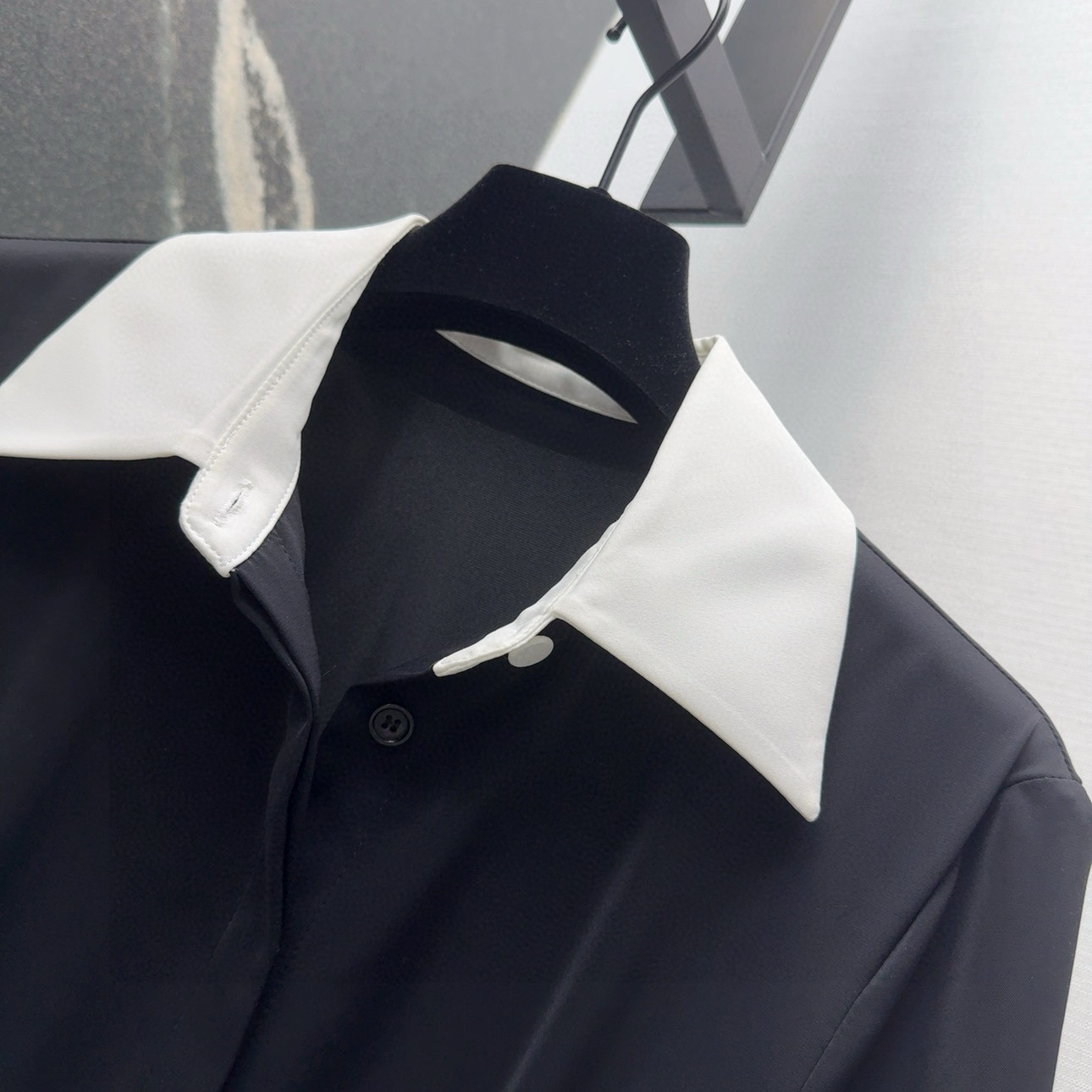 Title: Women’s Single-Assed Black Dress with Shirt Collar and Metal Buttons Summary: Black dress with unique design features like shirt collar, metal buttons, suitable for morning and autumn wear. - 图片 7
