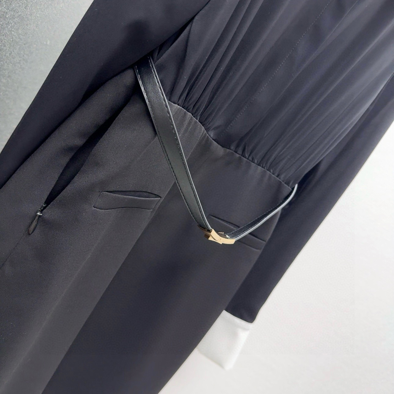 Title: Women’s Single-Assed Black Dress with Shirt Collar and Metal Buttons Summary: Black dress with unique design features like shirt collar, metal buttons, suitable for morning and autumn wear. - 图片 5