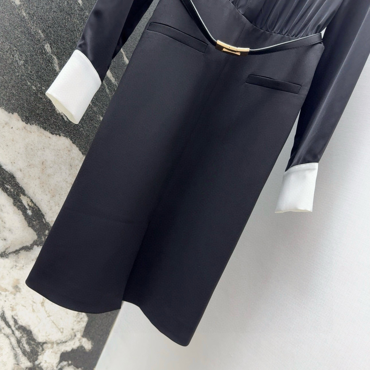 Title: Women’s Single-Assed Black Dress with Shirt Collar and Metal Buttons Summary: Black dress with unique design features like shirt collar, metal buttons, suitable for morning and autumn wear. - 图片 4
