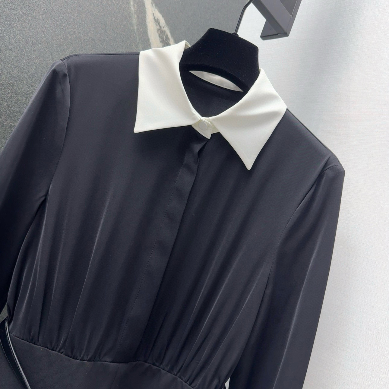 Title: Women’s Single-Assed Black Dress with Shirt Collar and Metal Buttons Summary: Black dress with unique design features like shirt collar, metal buttons, suitable for morning and autumn wear. - 图片 3