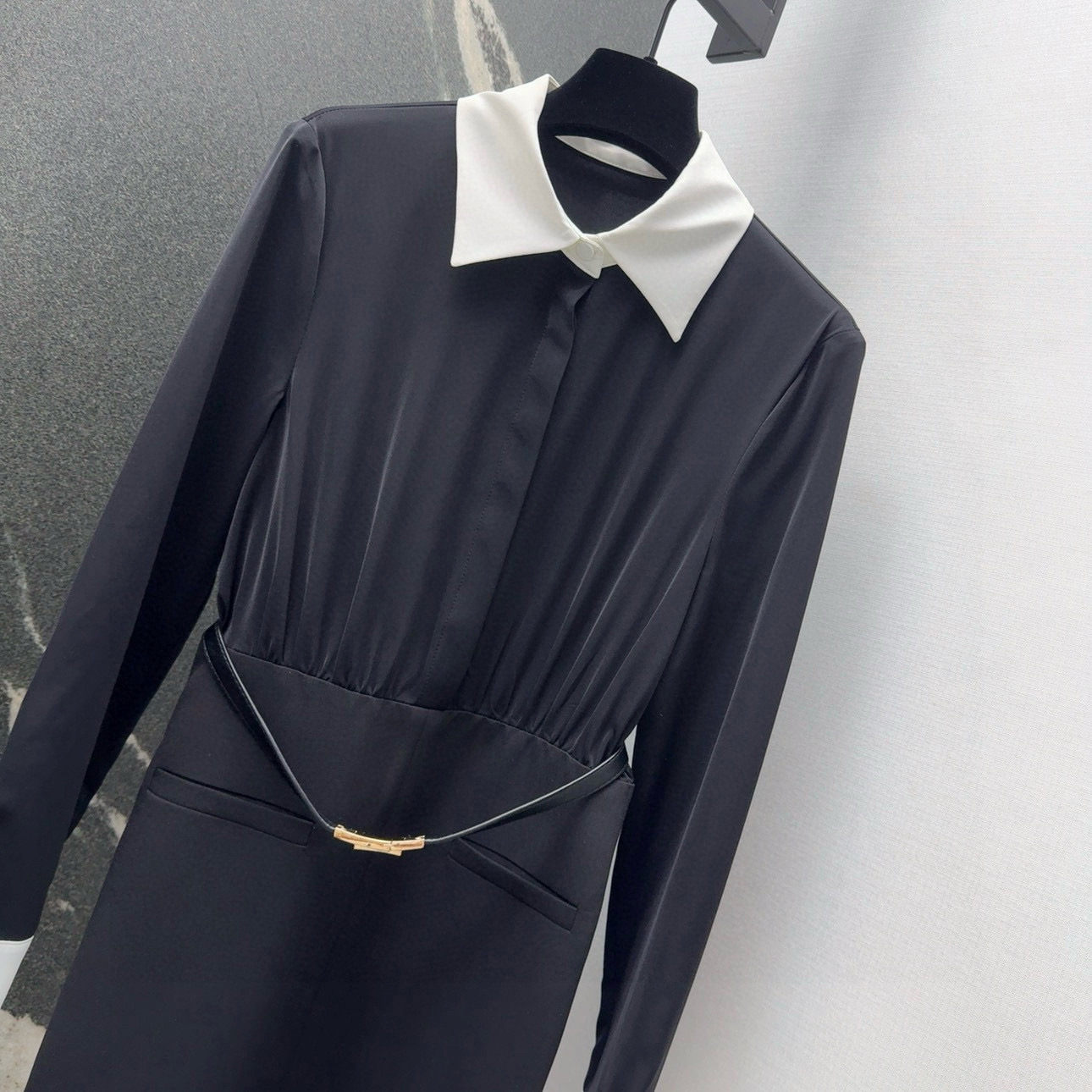 Title: Women’s Single-Assed Black Dress with Shirt Collar and Metal Buttons Summary: Black dress with unique design features like shirt collar, metal buttons, suitable for morning and autumn wear. - 图片 2