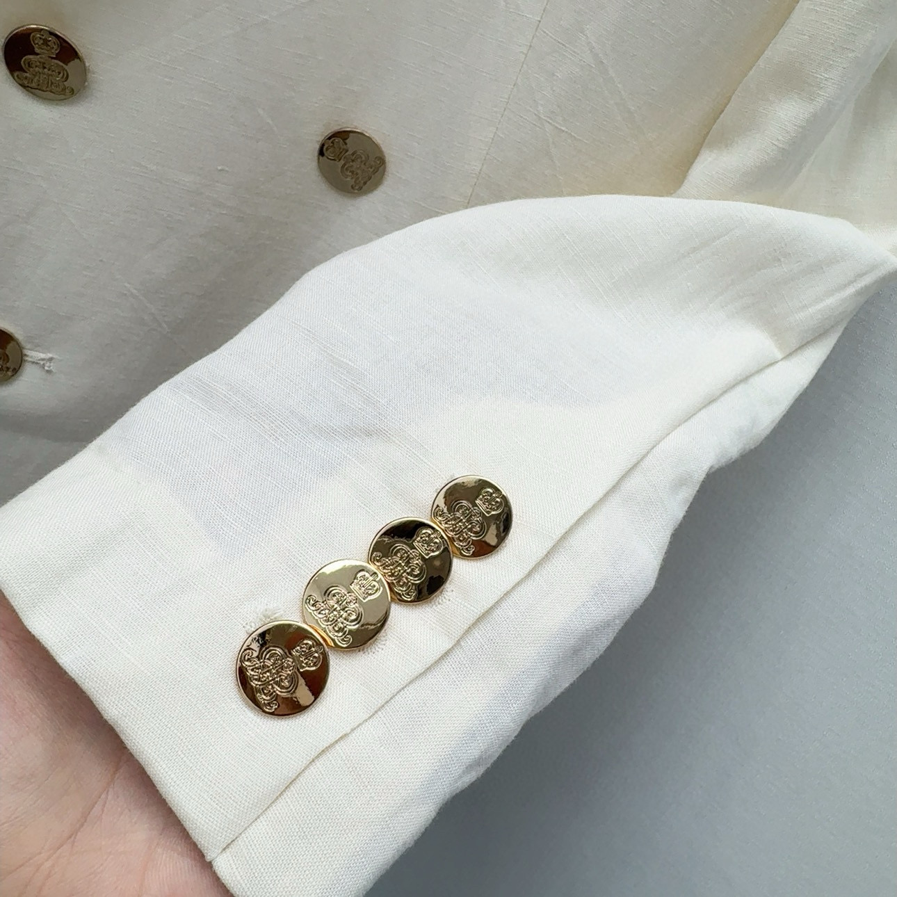“Classic Double-Buttoned Mahjong Suit: Timeless Style for Autumn Mornings” - 图片 6