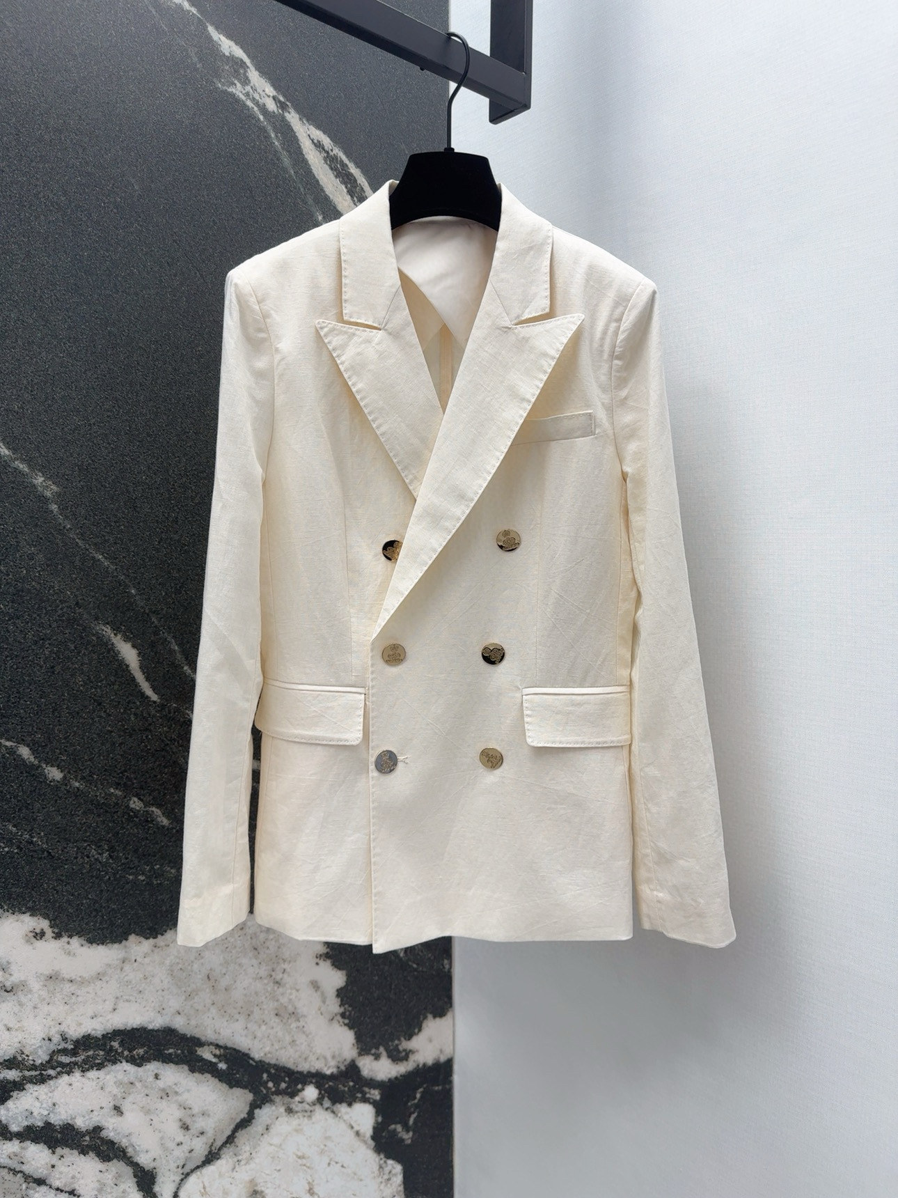 “Classic Double-Buttoned Mahjong Suit: Timeless Style for Autumn Mornings”