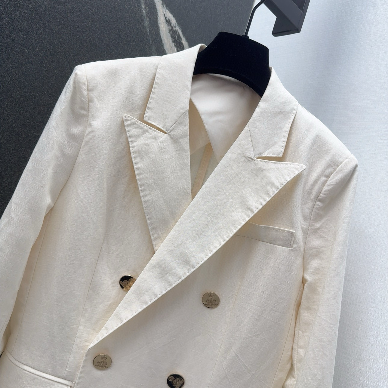 “Classic Double-Buttoned Mahjong Suit: Timeless Style for Autumn Mornings” - 图片 2