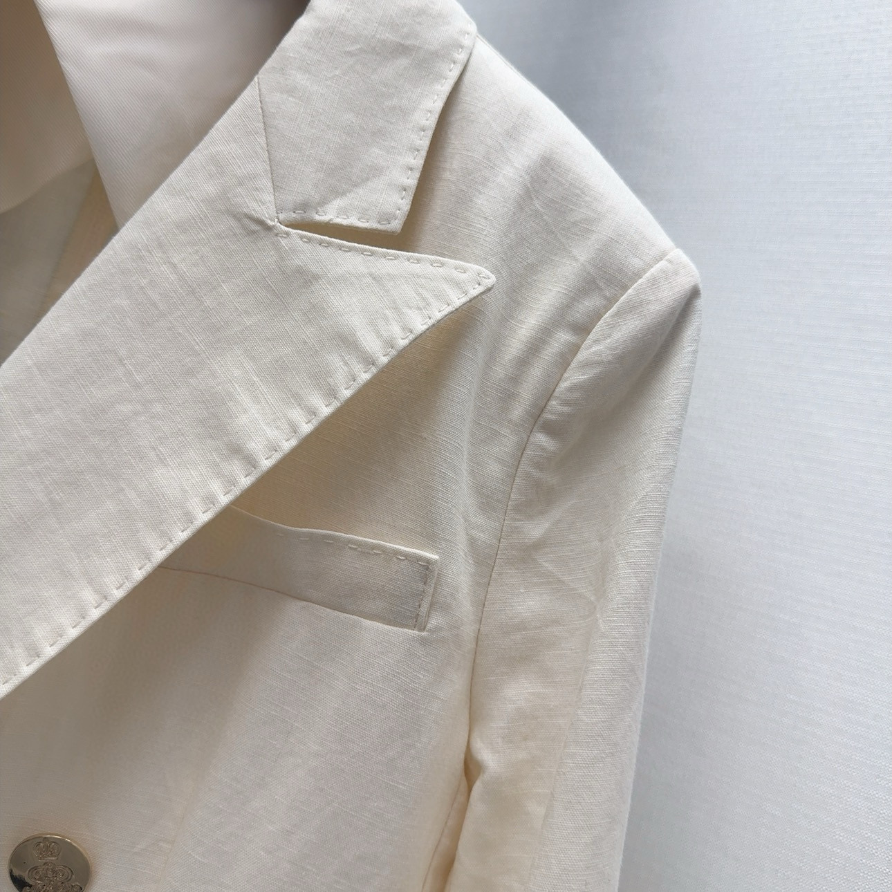 “Classic Double-Buttoned Mahjong Suit: Timeless Style for Autumn Mornings” - 图片 4