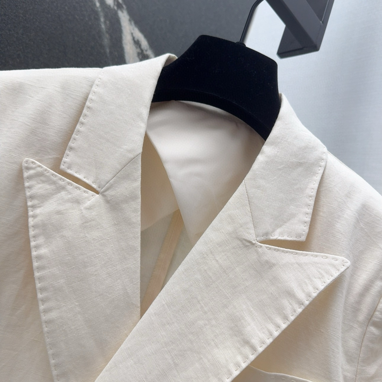 “Classic Double-Buttoned Mahjong Suit: Timeless Style for Autumn Mornings” - 图片 3
