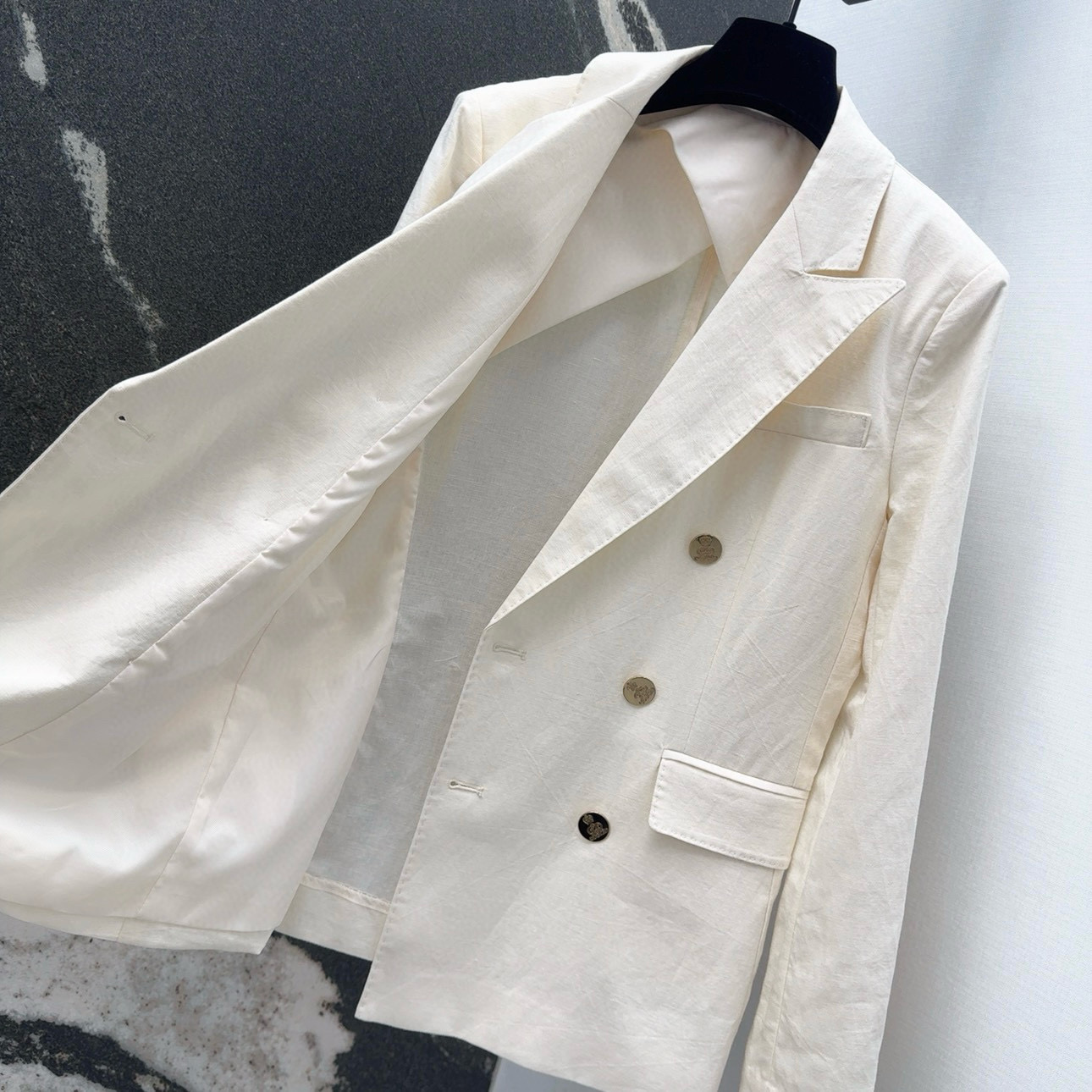 “Classic Double-Buttoned Mahjong Suit: Timeless Style for Autumn Mornings” - 图片 7