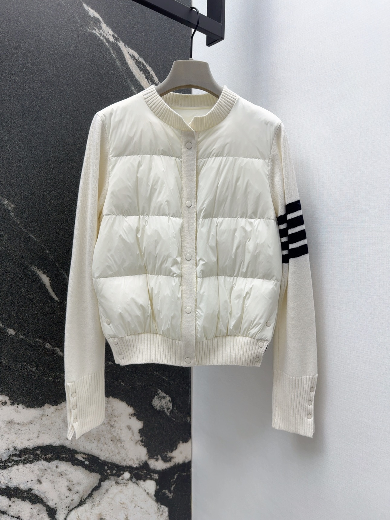 “Women’s Luxury Fall/Winter Suit Collection with Self-Heating Function and Elegant Design” - 图片 1