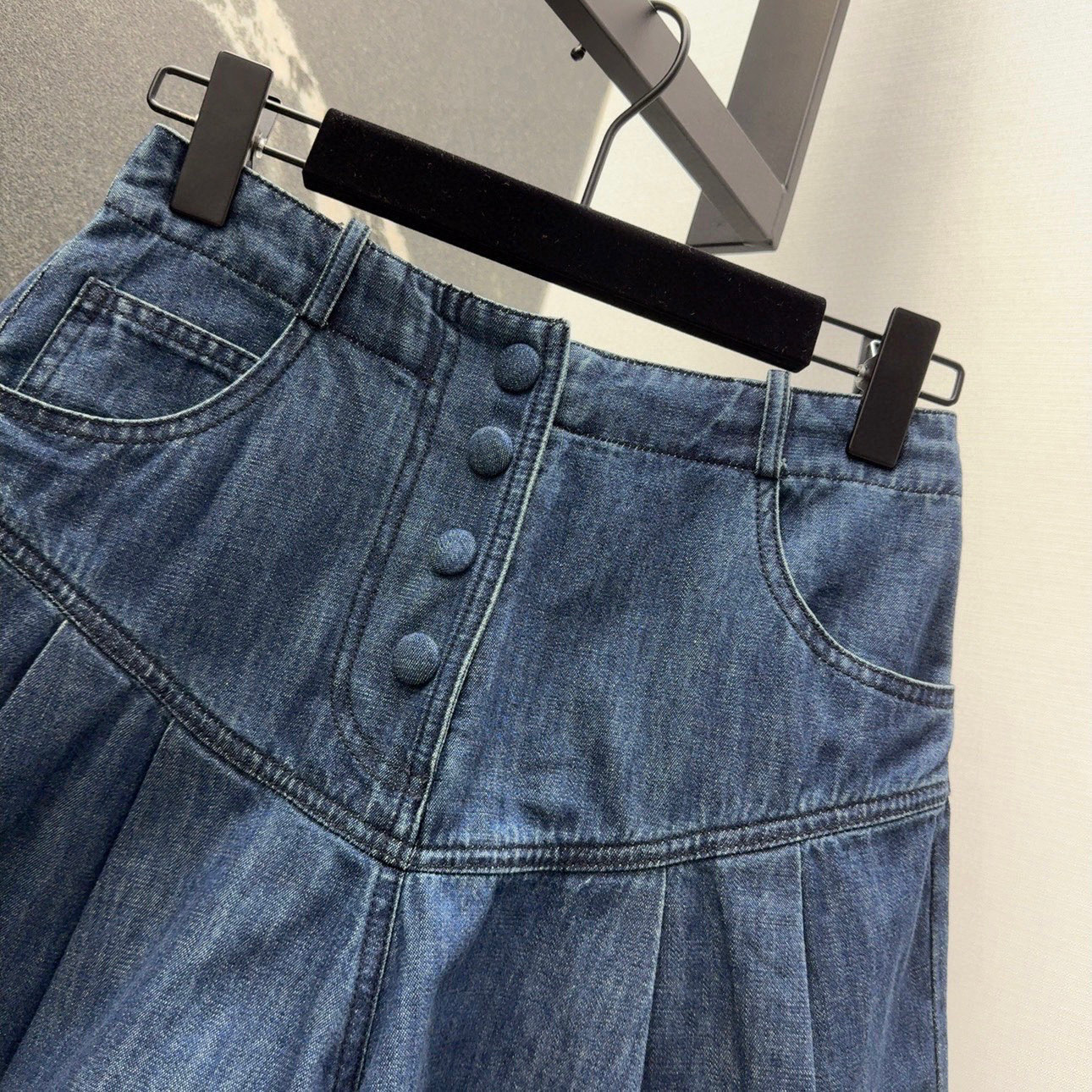 “Stylish Custom-Made Female Cowboy Shorts: Fresh Water-Washed, Quality Jeans with Retrospect Feeling and Twirl-Butts” - 图片 3